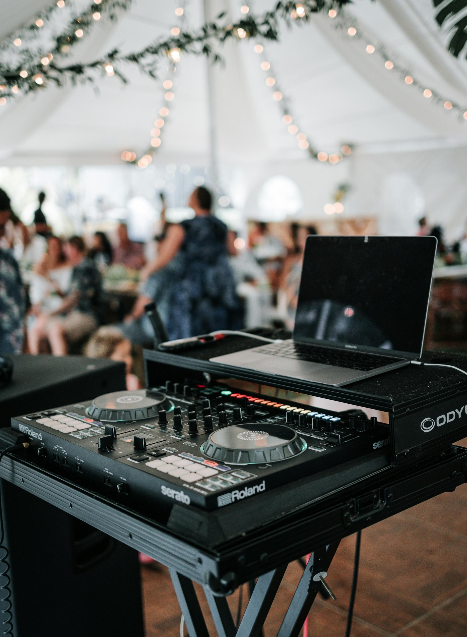 Une platine et une table de mixage dans une soirée.