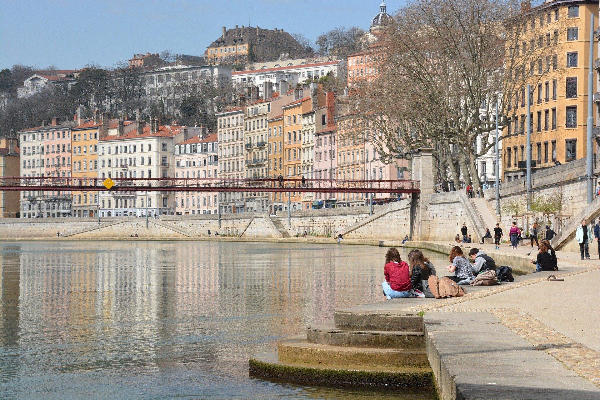 Vue sur les quais de Saône à Lyon.