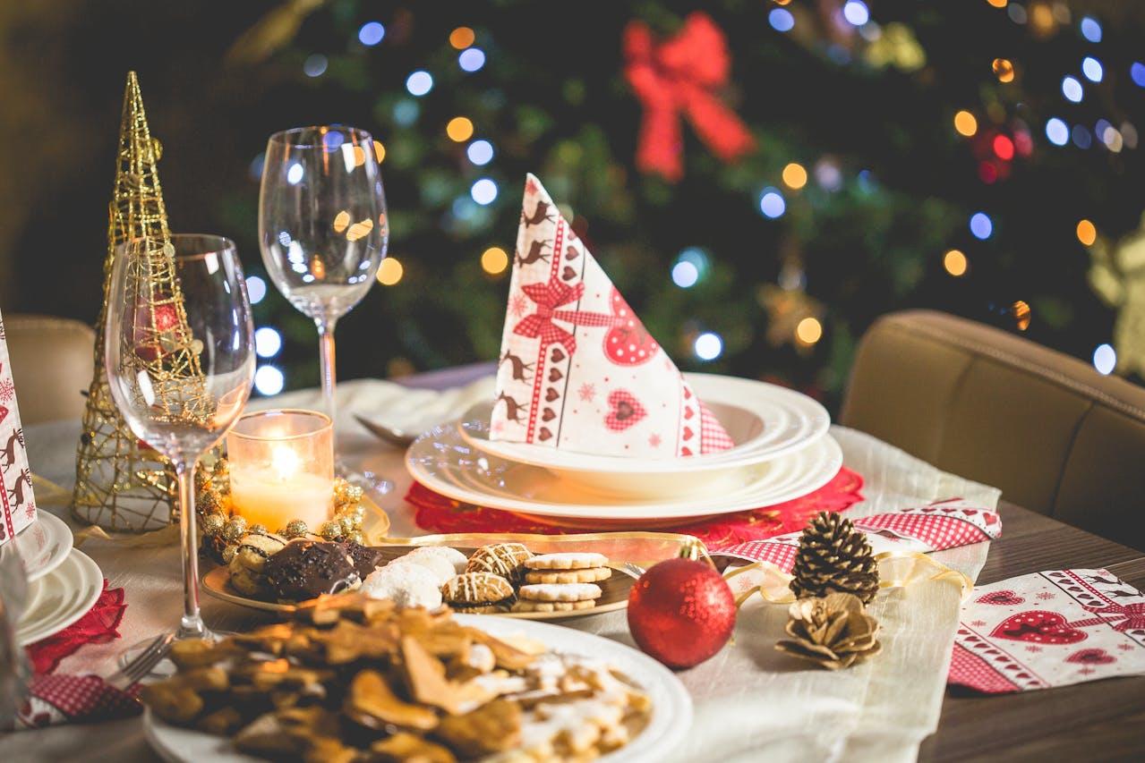 Table de Noël avec le sapin en arrière plan. 