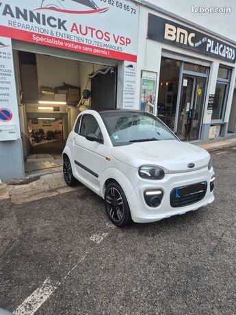 voiture sans permis devant un garage 