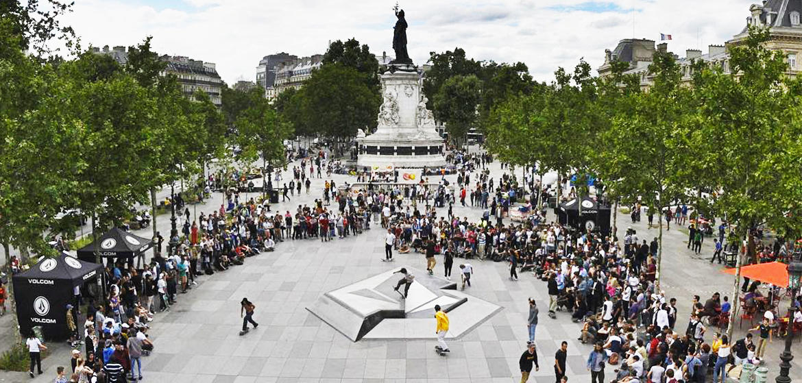 Vue aérienne de la Place de la République remplie de skateurs.