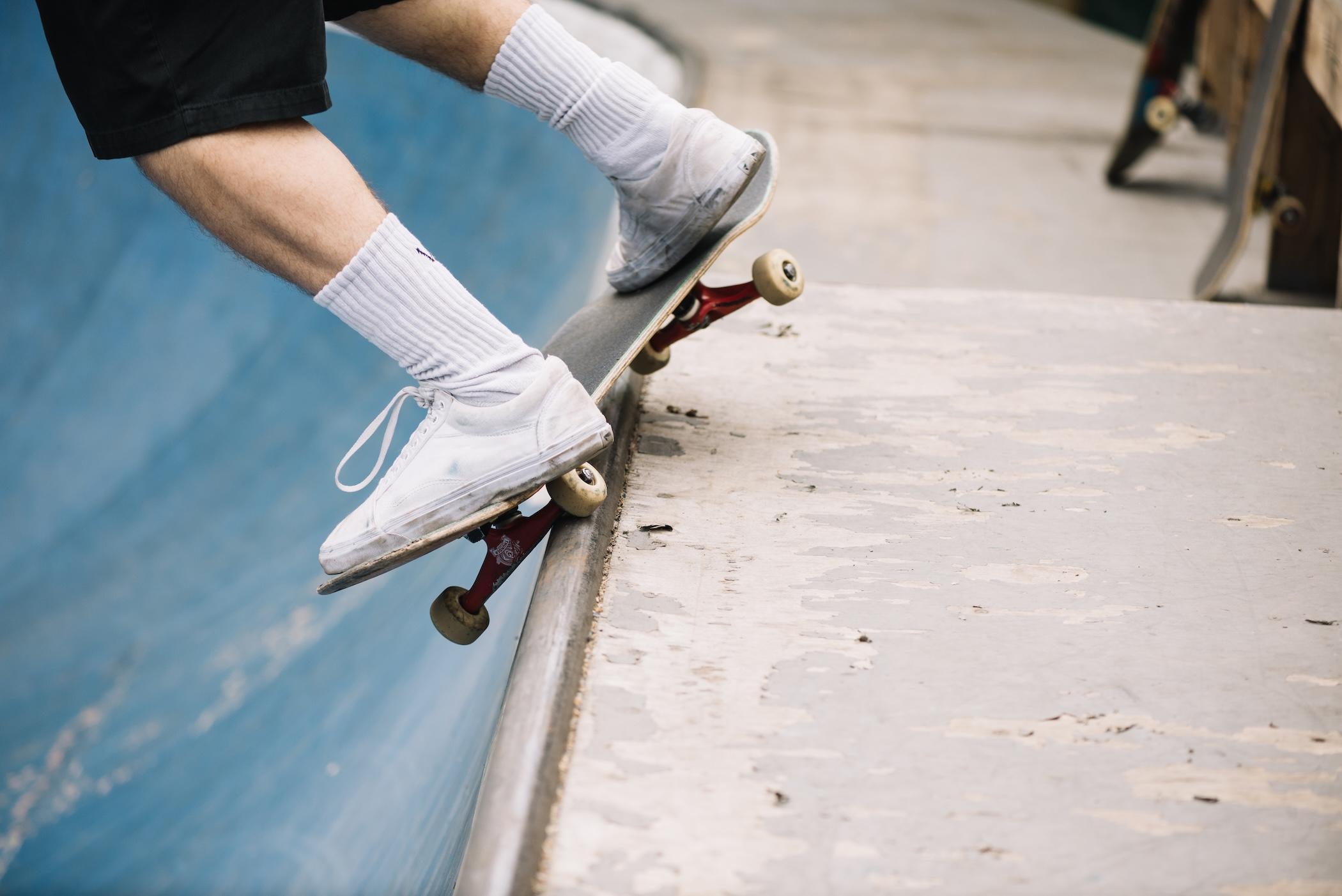 Un homme est en train de glisser sur une rampe en skateboard.
