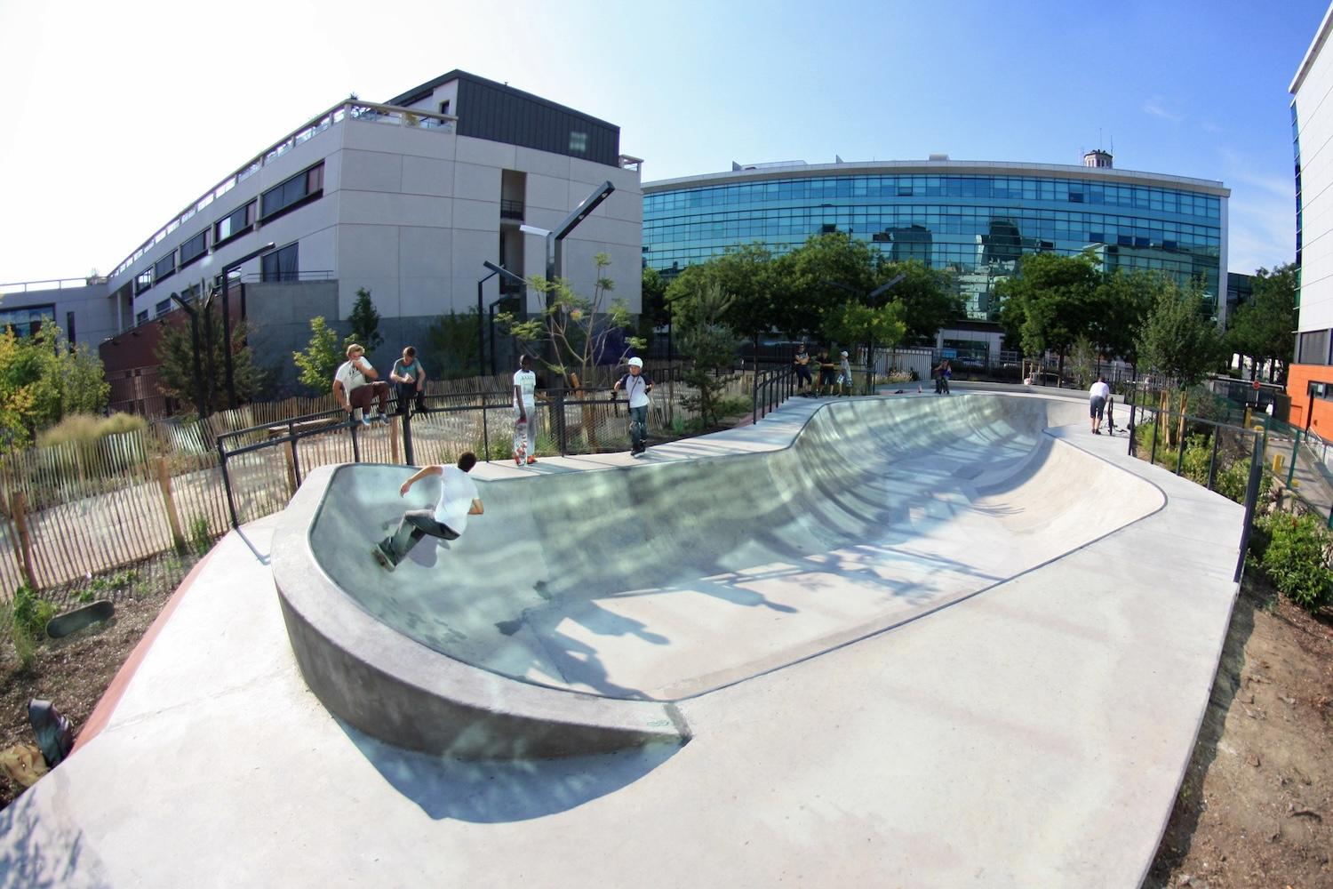 Vue du bowl du skatepark de Courbevoie à Paris