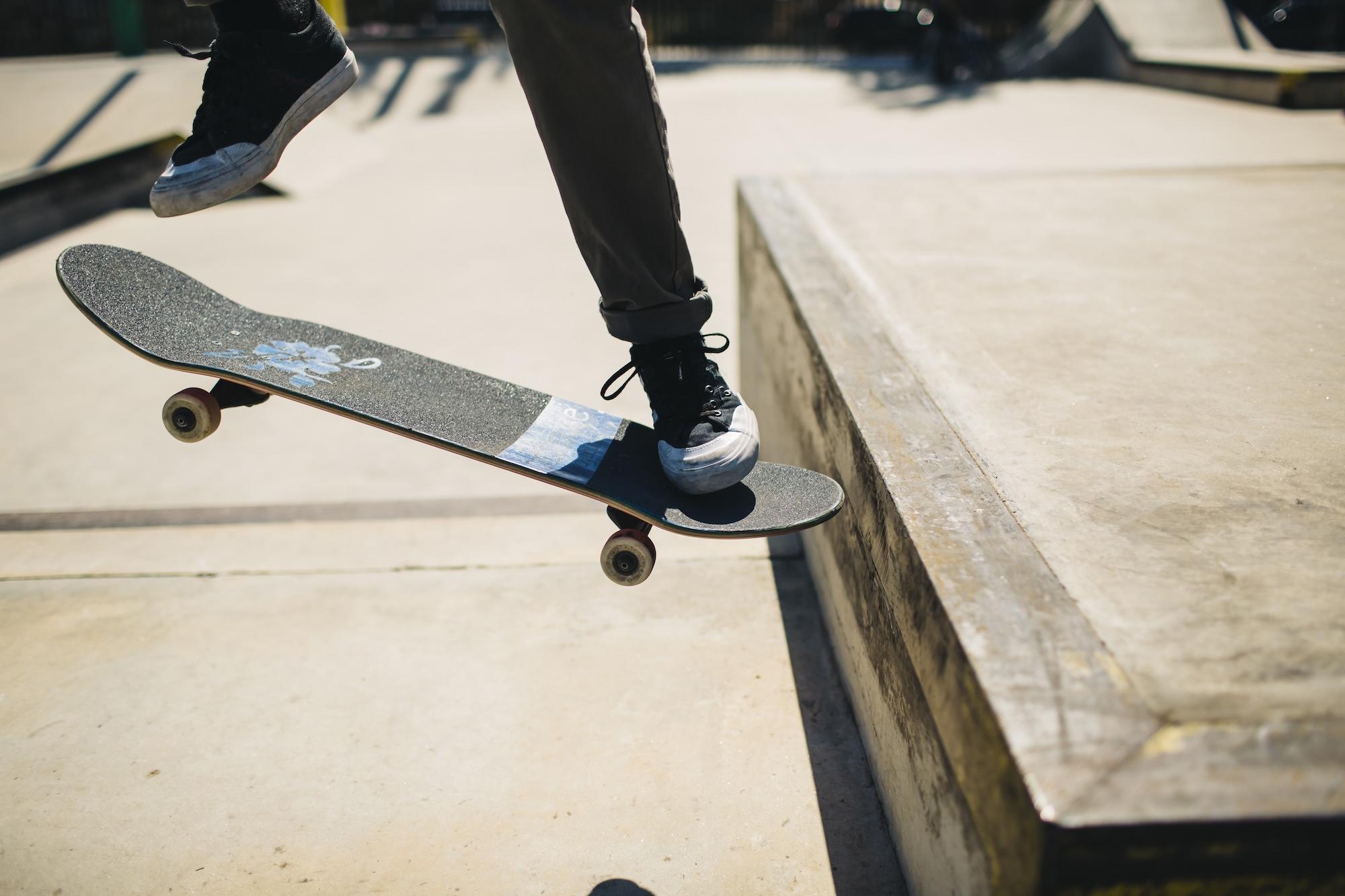 Vue d'une planche de skate en train de faire une figure.