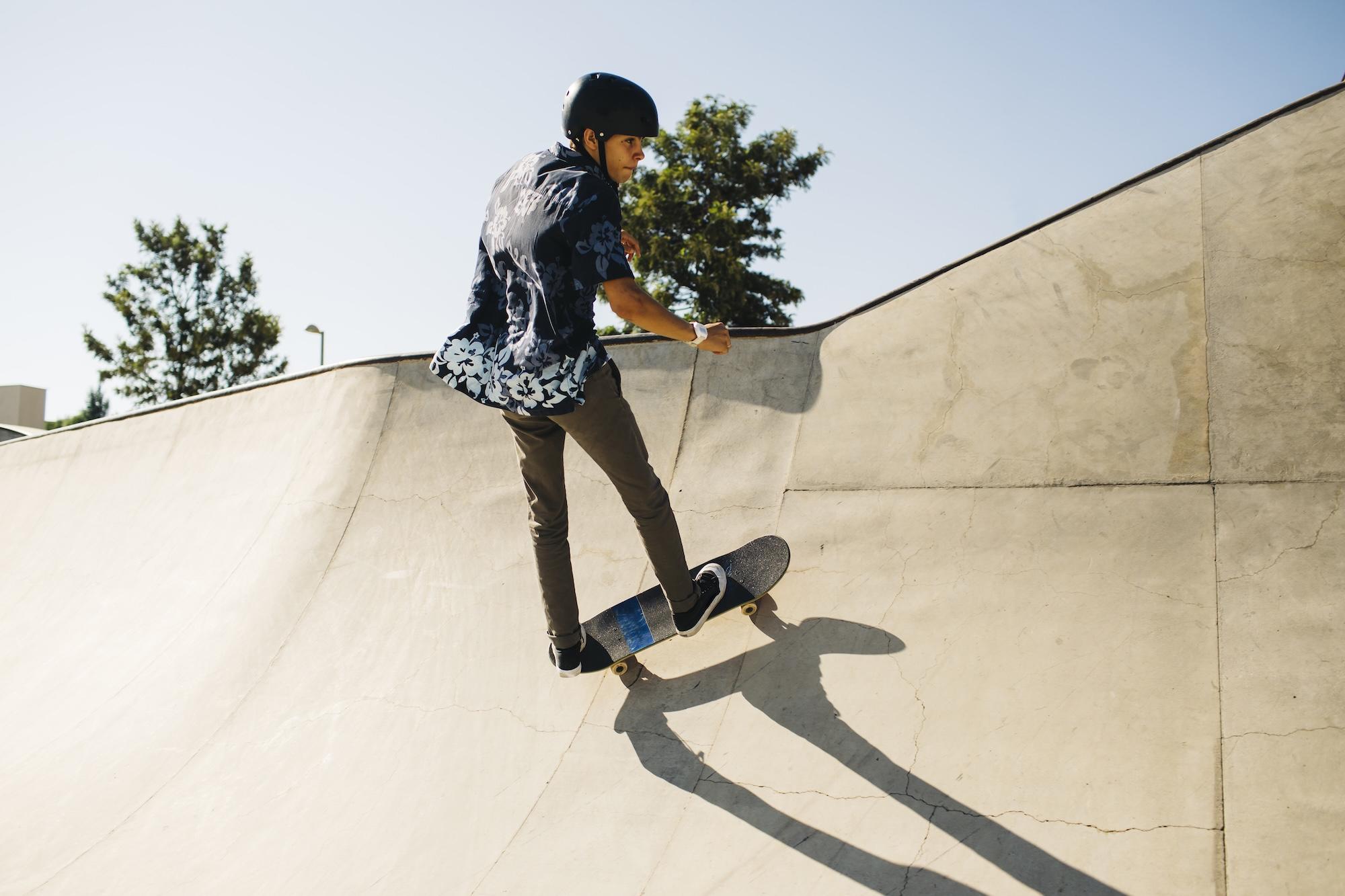Un jeune homme est en train de faire du skate sur un module.