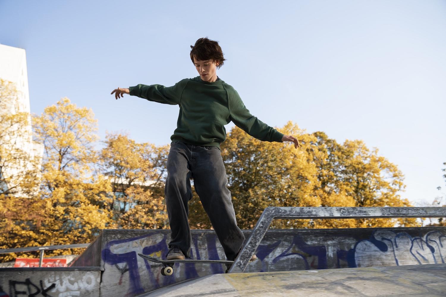 Une personne est en train de faire du skate dans un skatepark.