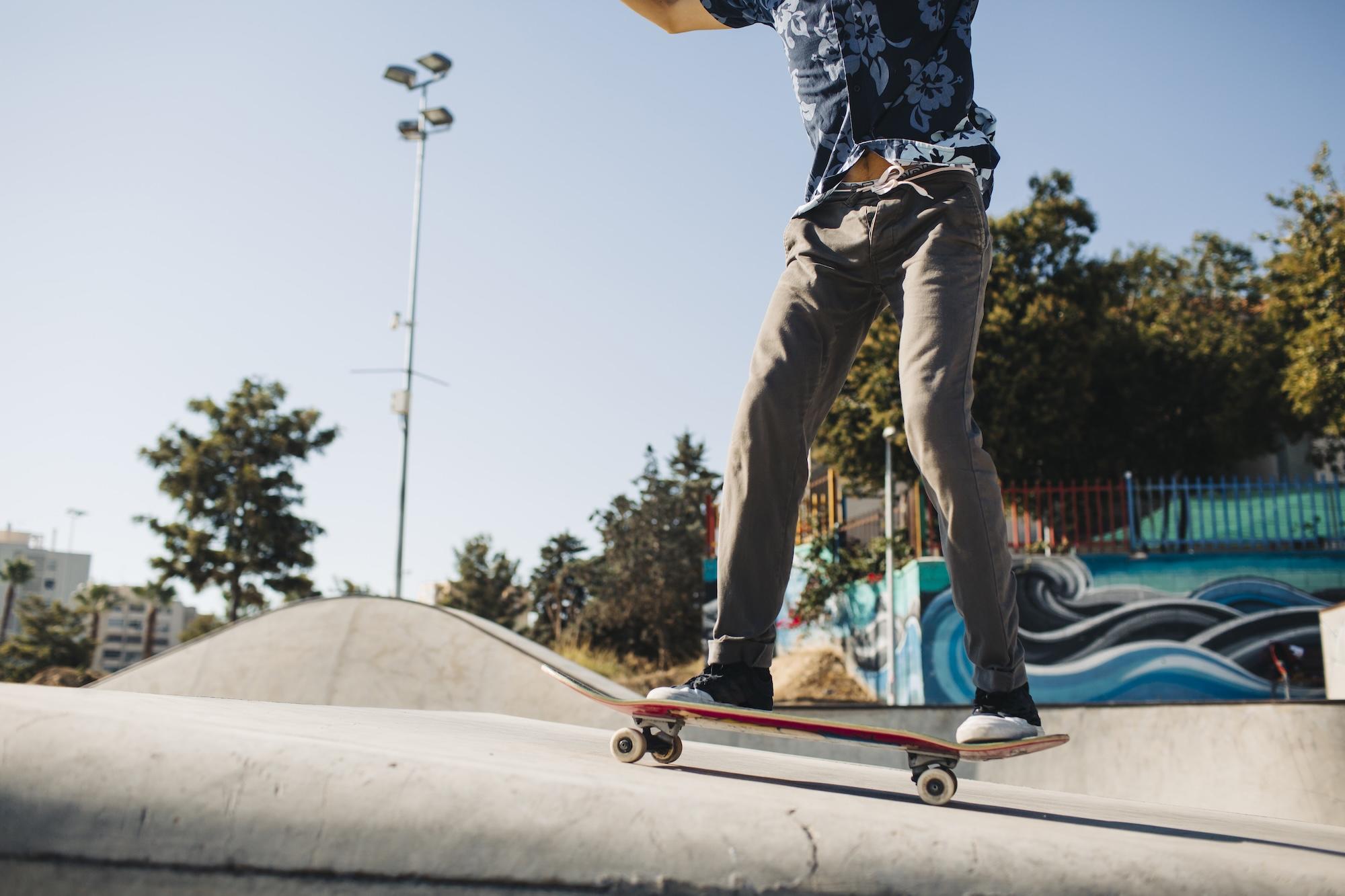 Un skateur en train de faire du skate dans un skatepark.