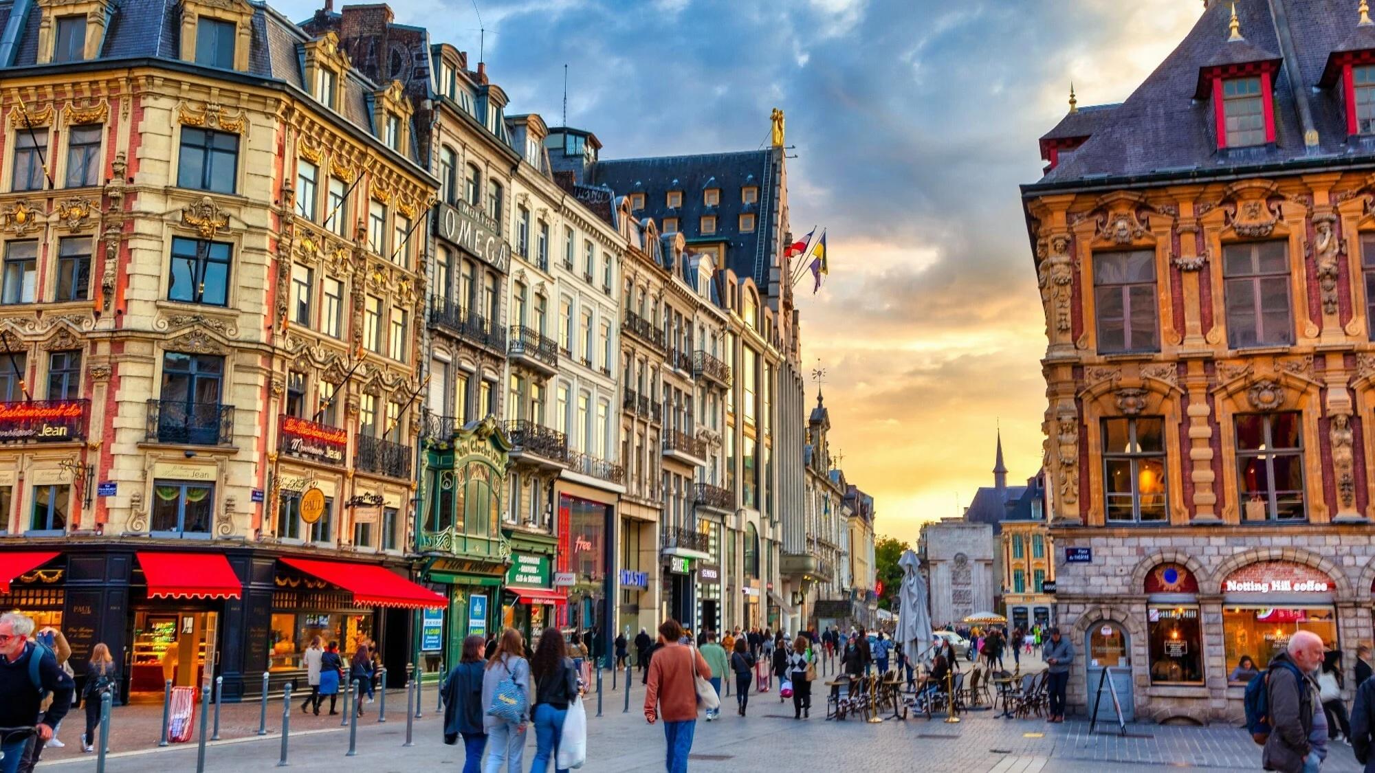 Vue sur une rue commerçante dans le centre-ville de Lille