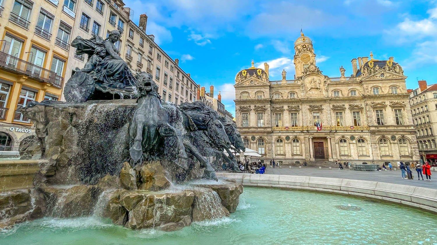 Vue sur une célèbre place de Lyon avec une fontaine