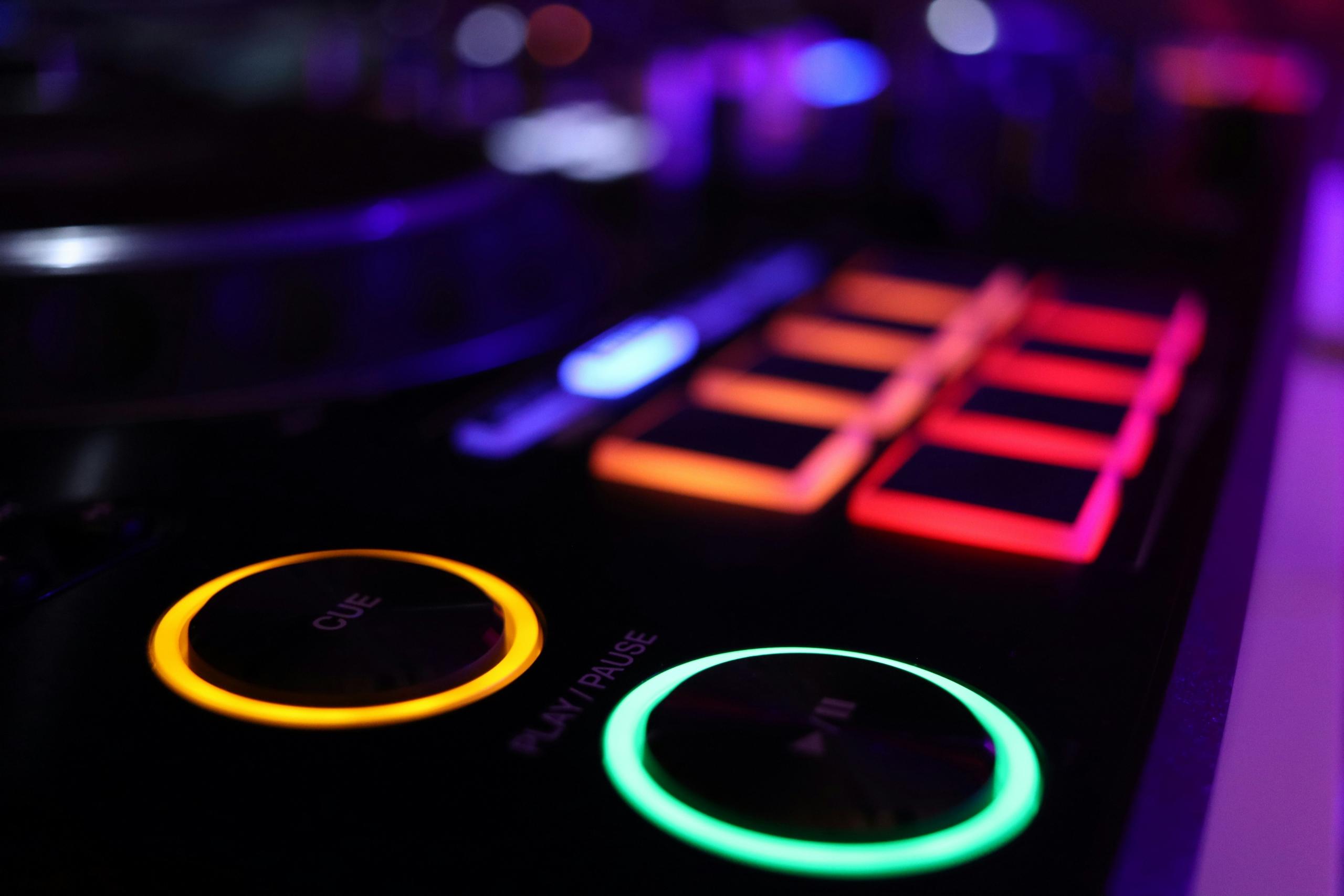 Du matériel de DJ dans la nuit.