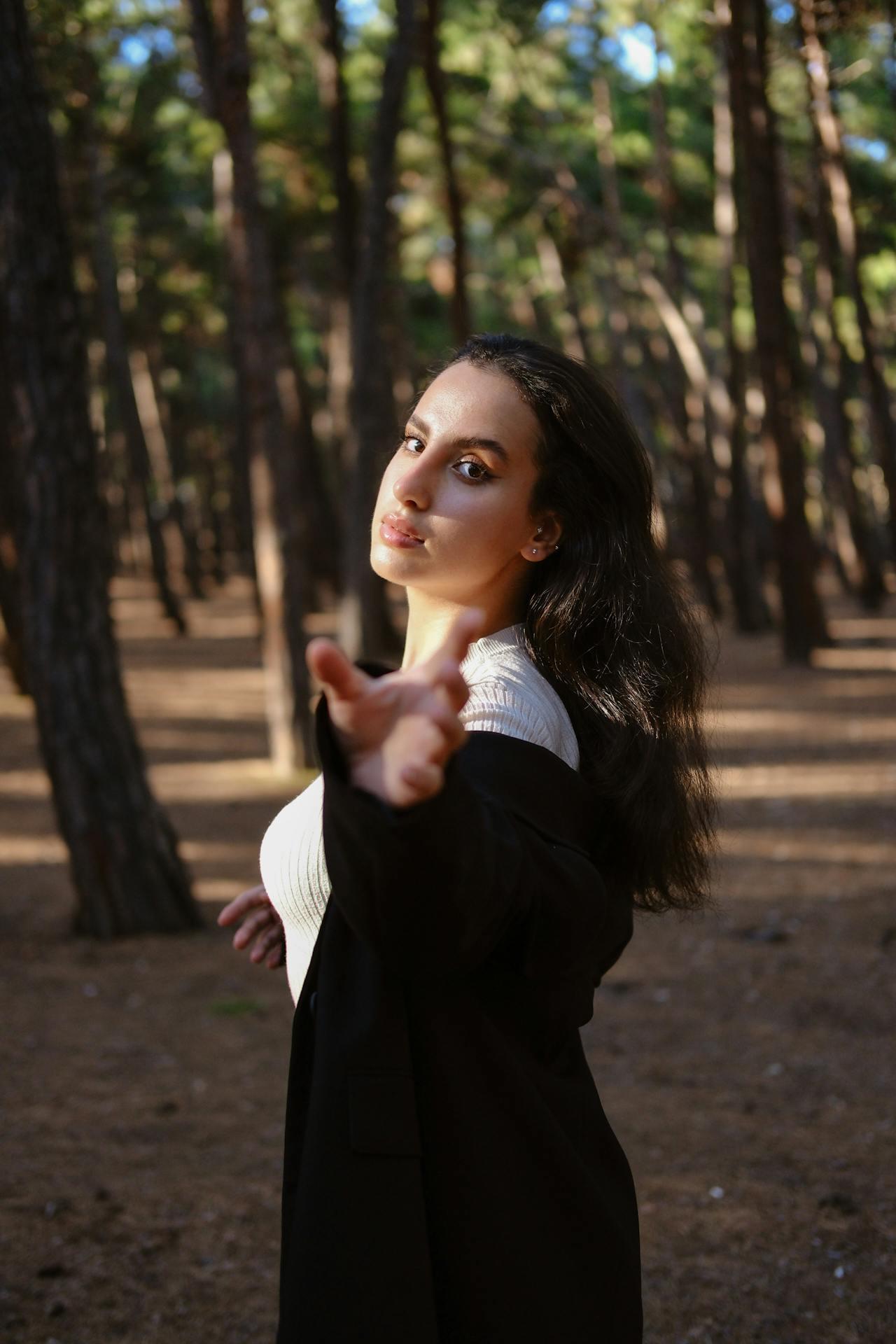 Portrait d'une femme avec flou autour d'elle.