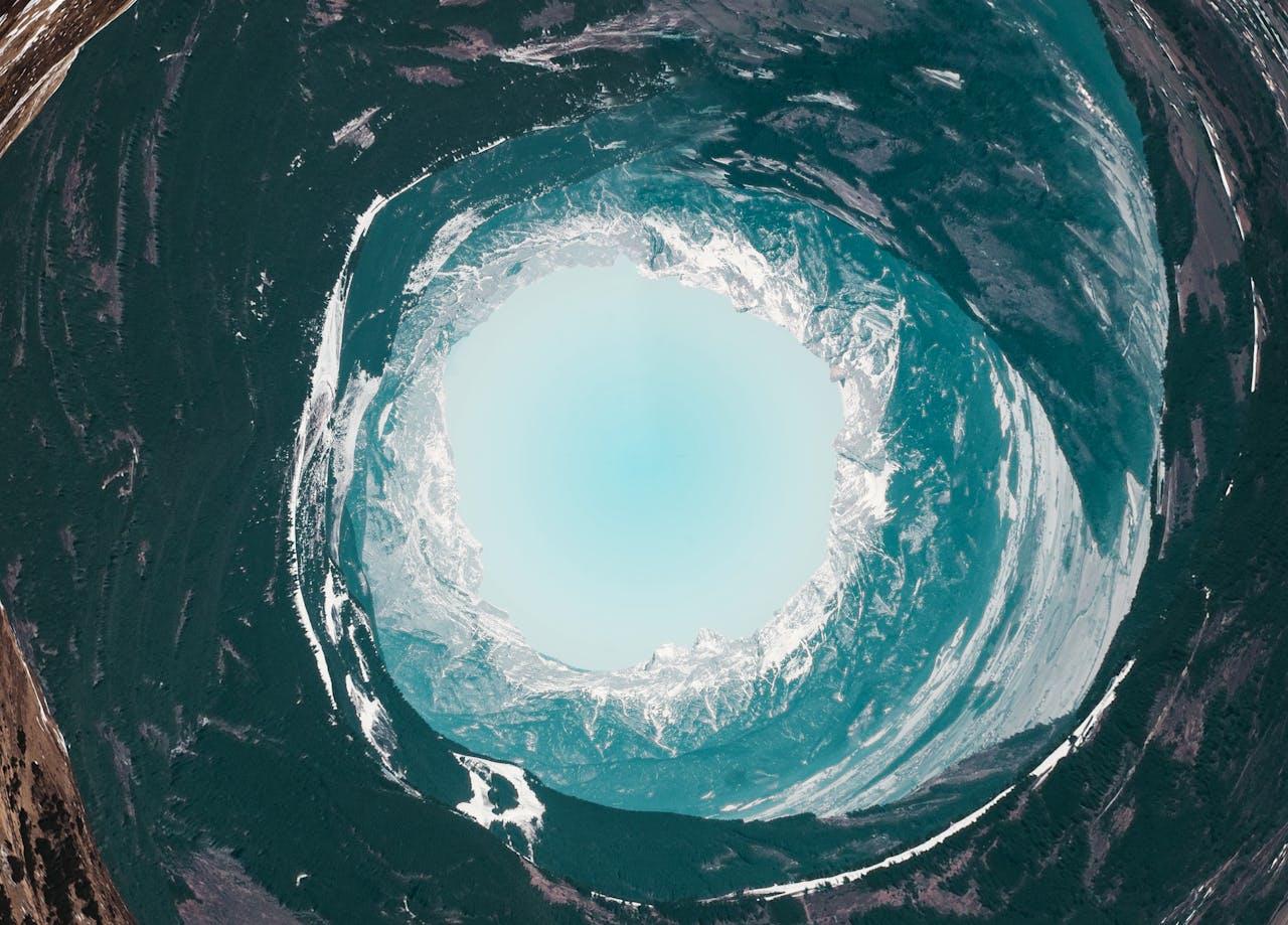 Ciel vu depuis une grotte dans la montagne.