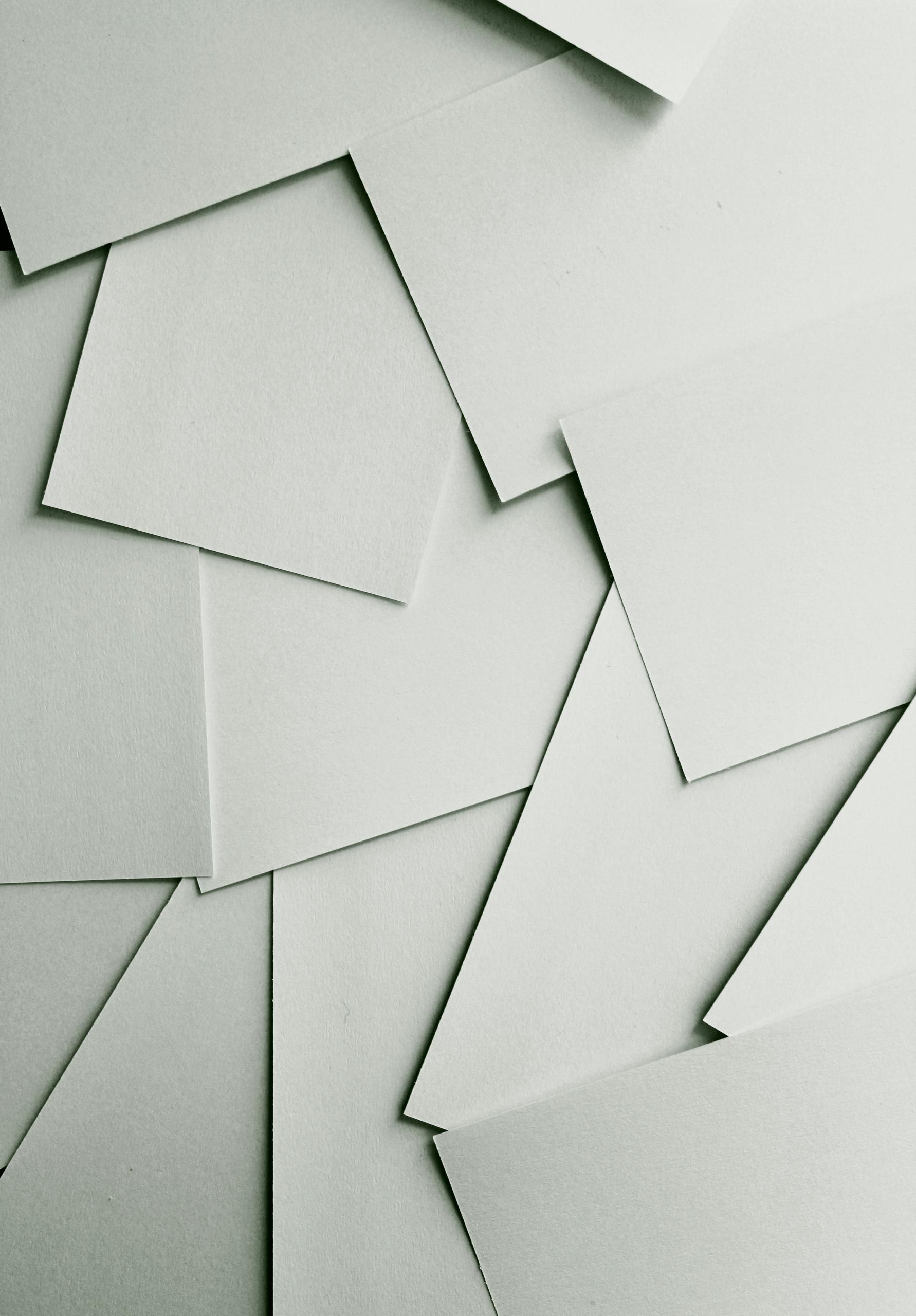 Des feuilles blanches empilées.