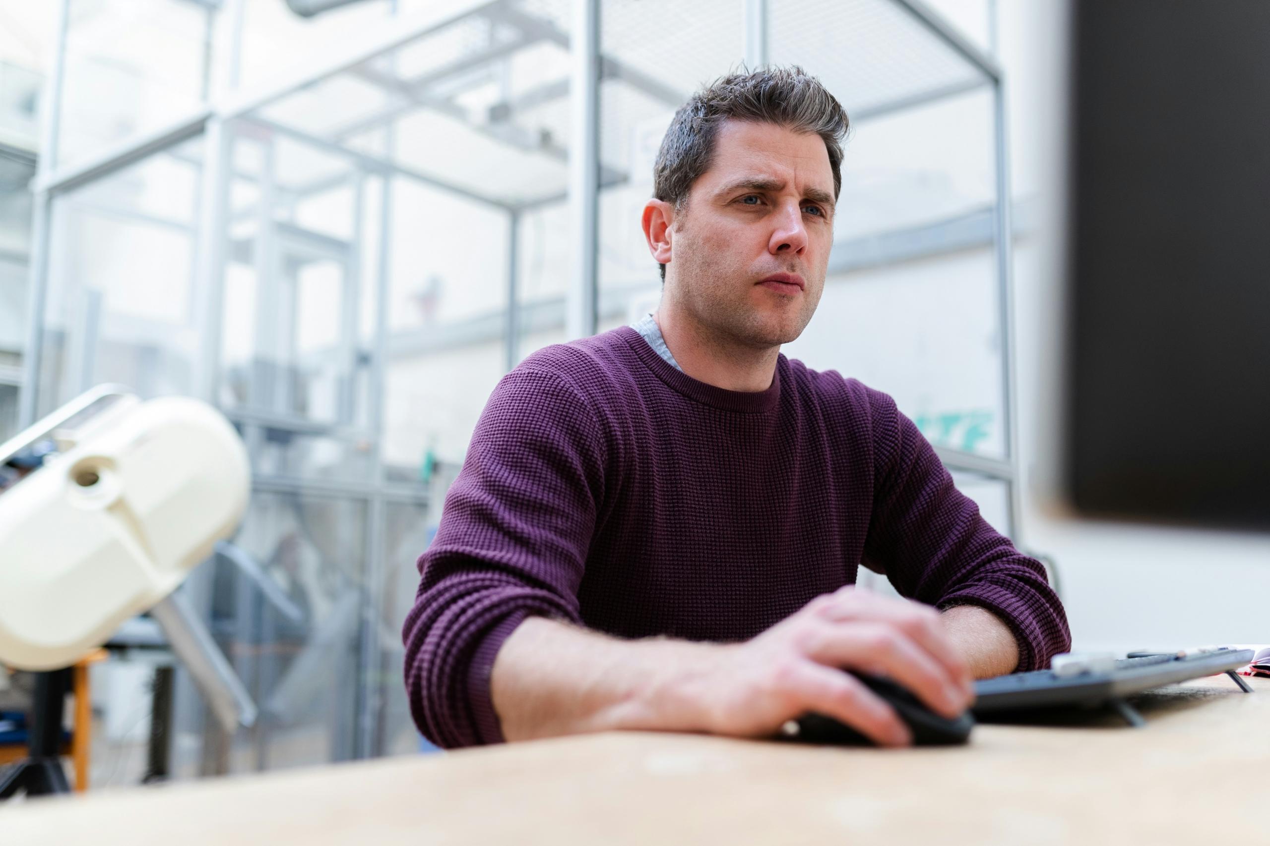 Un ingénieur informatique travaille.