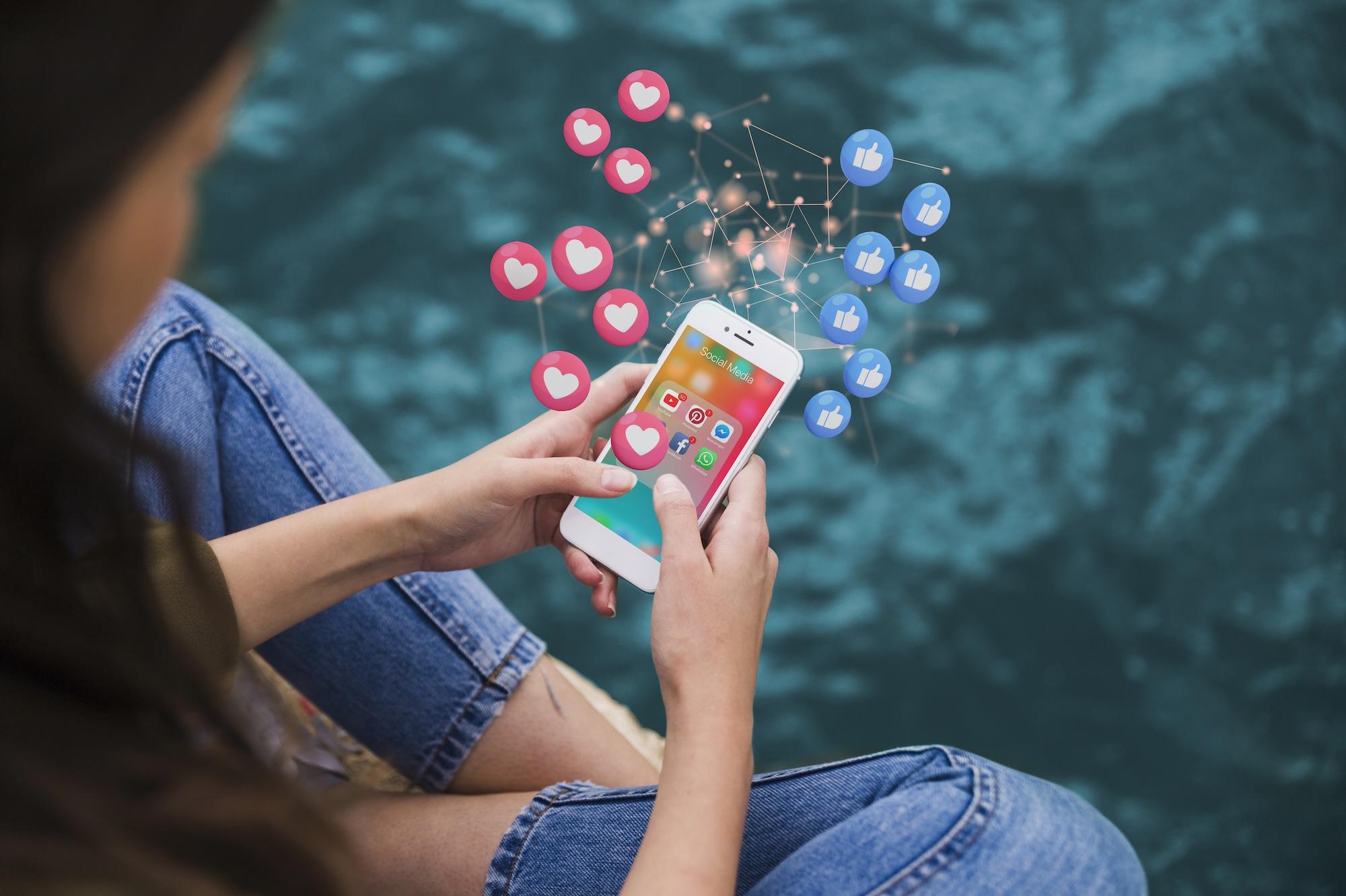 Une femme en plongée tenant un smartphone.