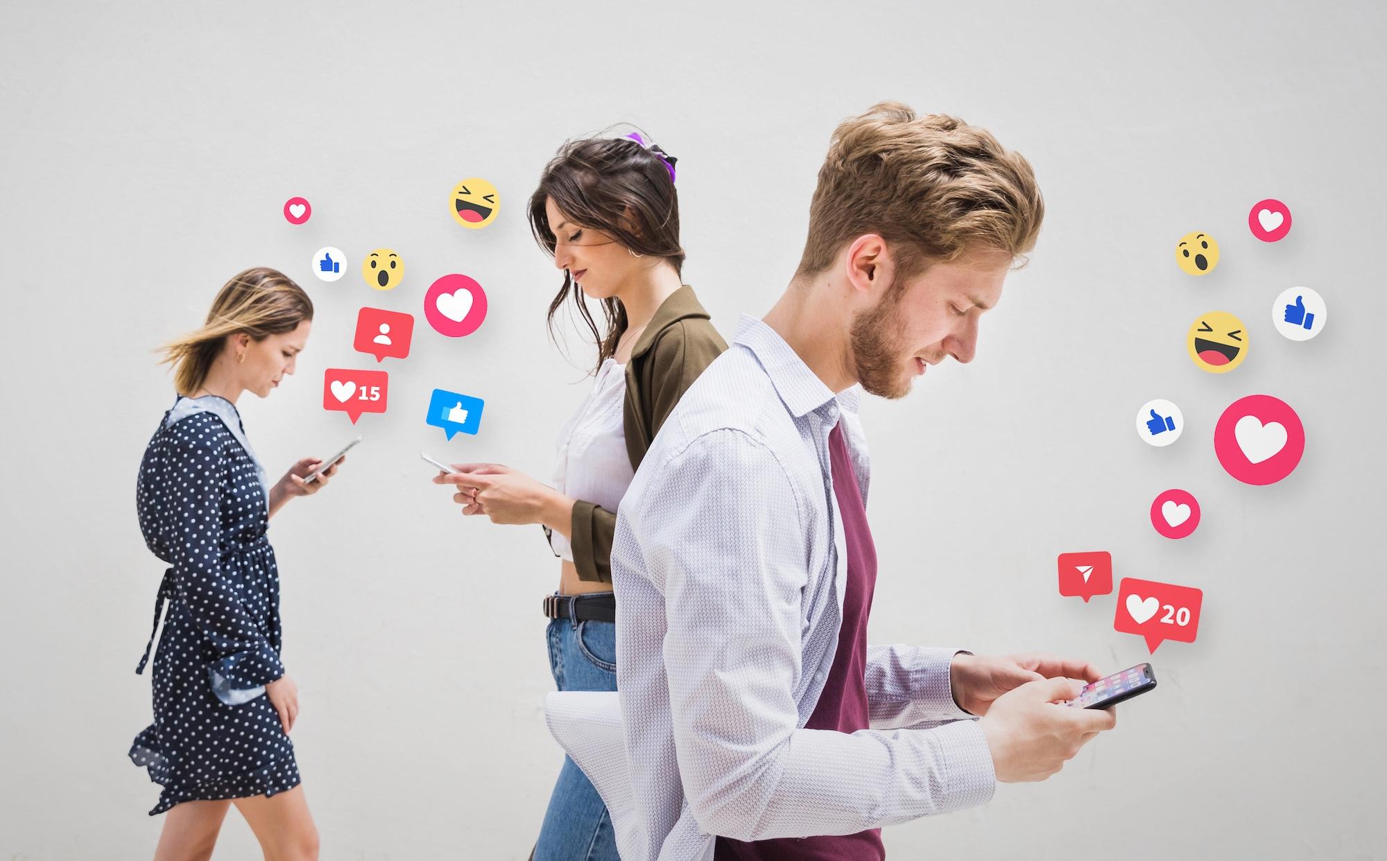 3 personnes sont en train d'utiliser les réseaux sociaux sur leur téléphone