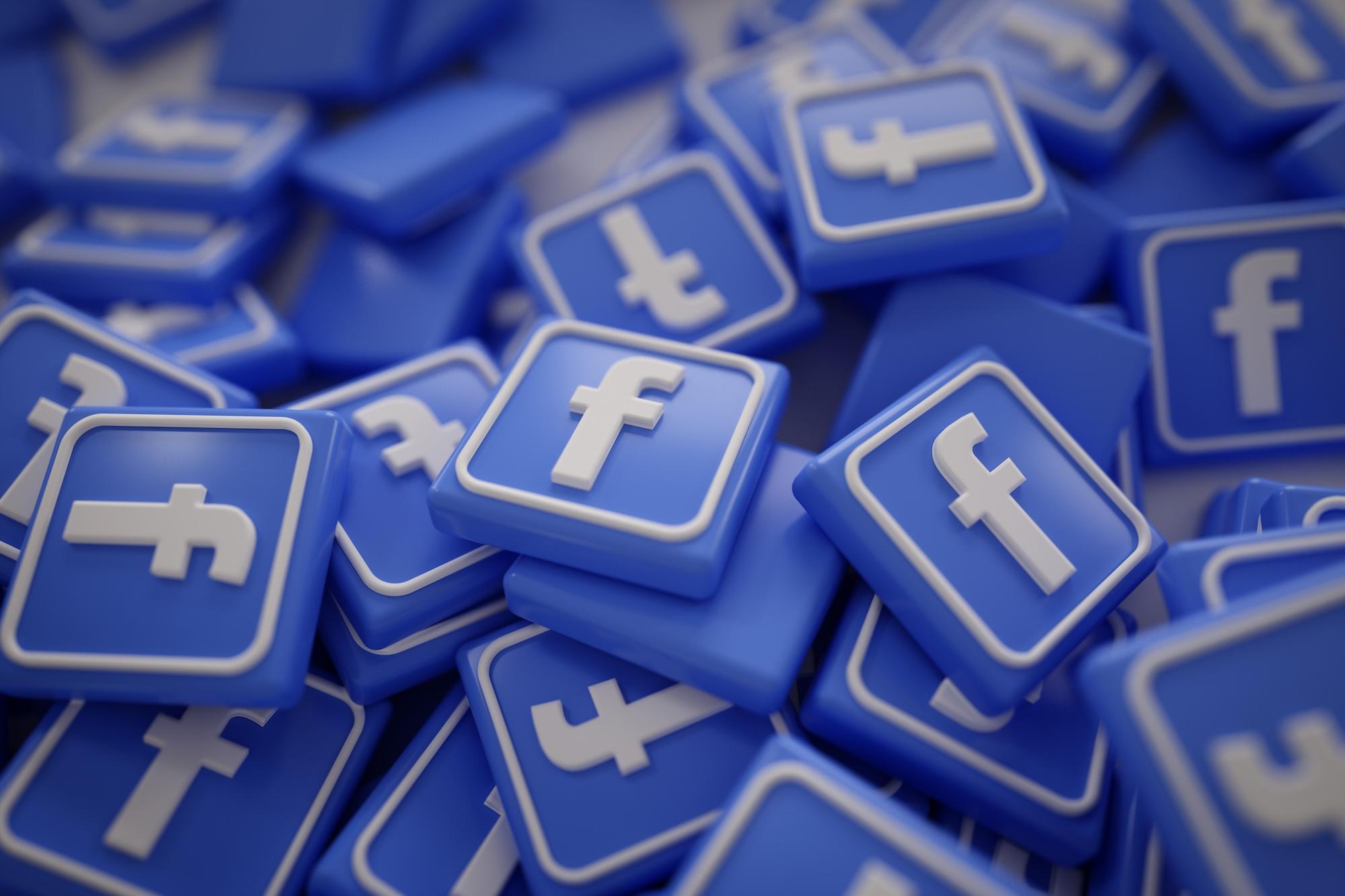 Plusieurs logos Facebook posés les uns sur les autres