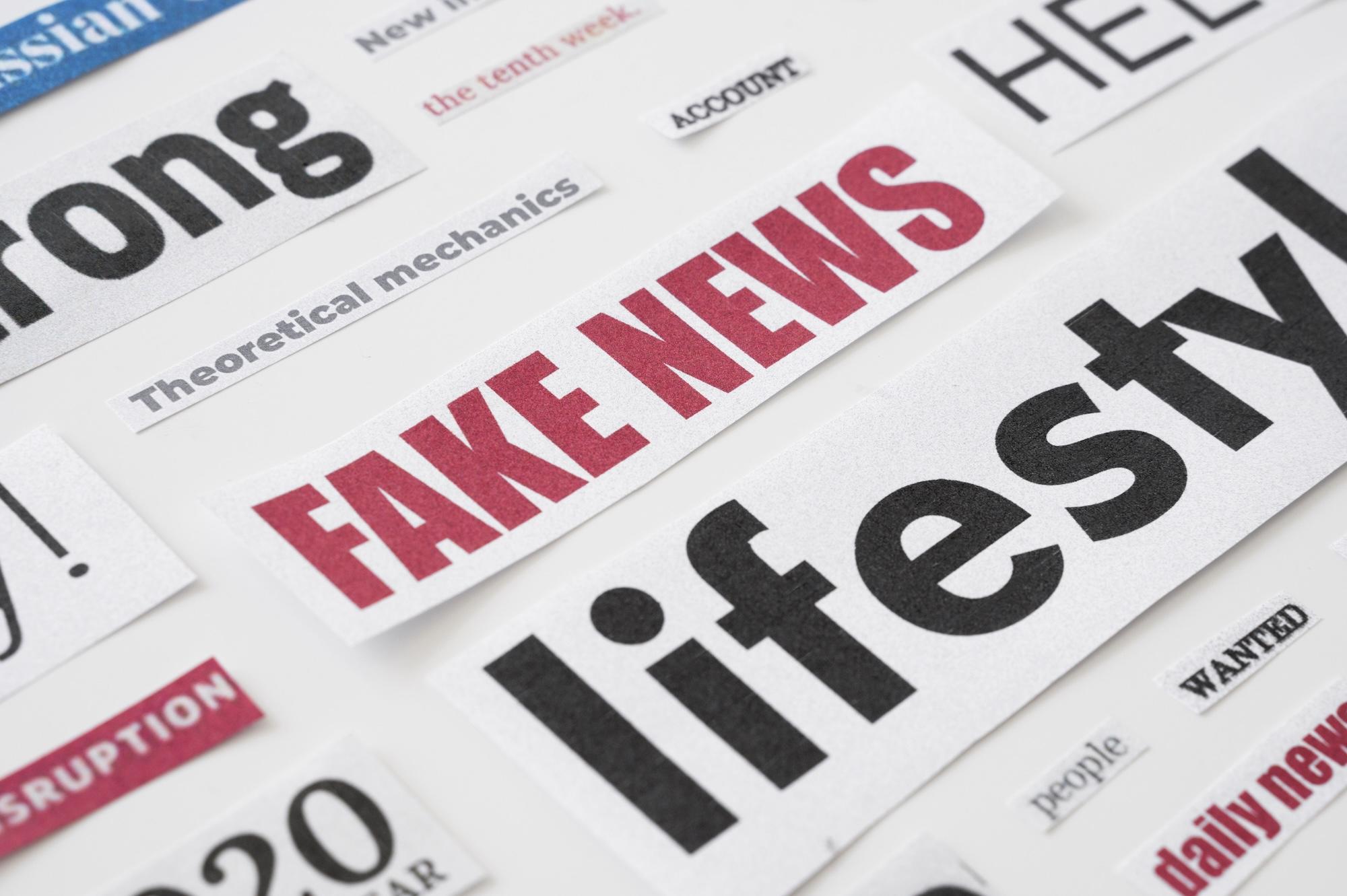 Journal avec l'inscription Fake News dessus.