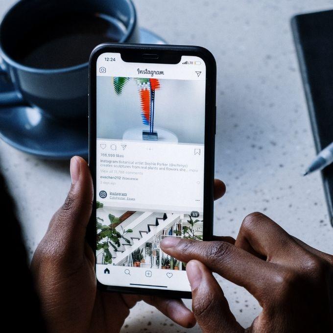 Le fil d'actualité sur un smartphone