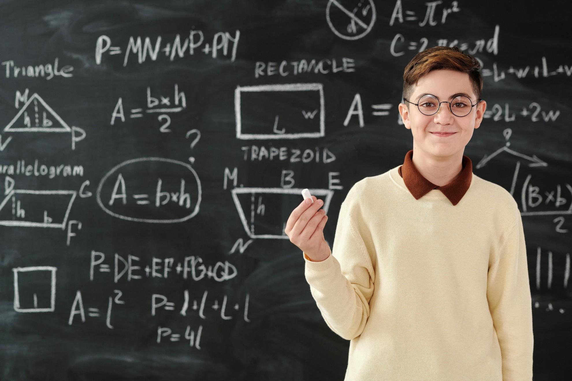 Un jeune homme en cours de maths.