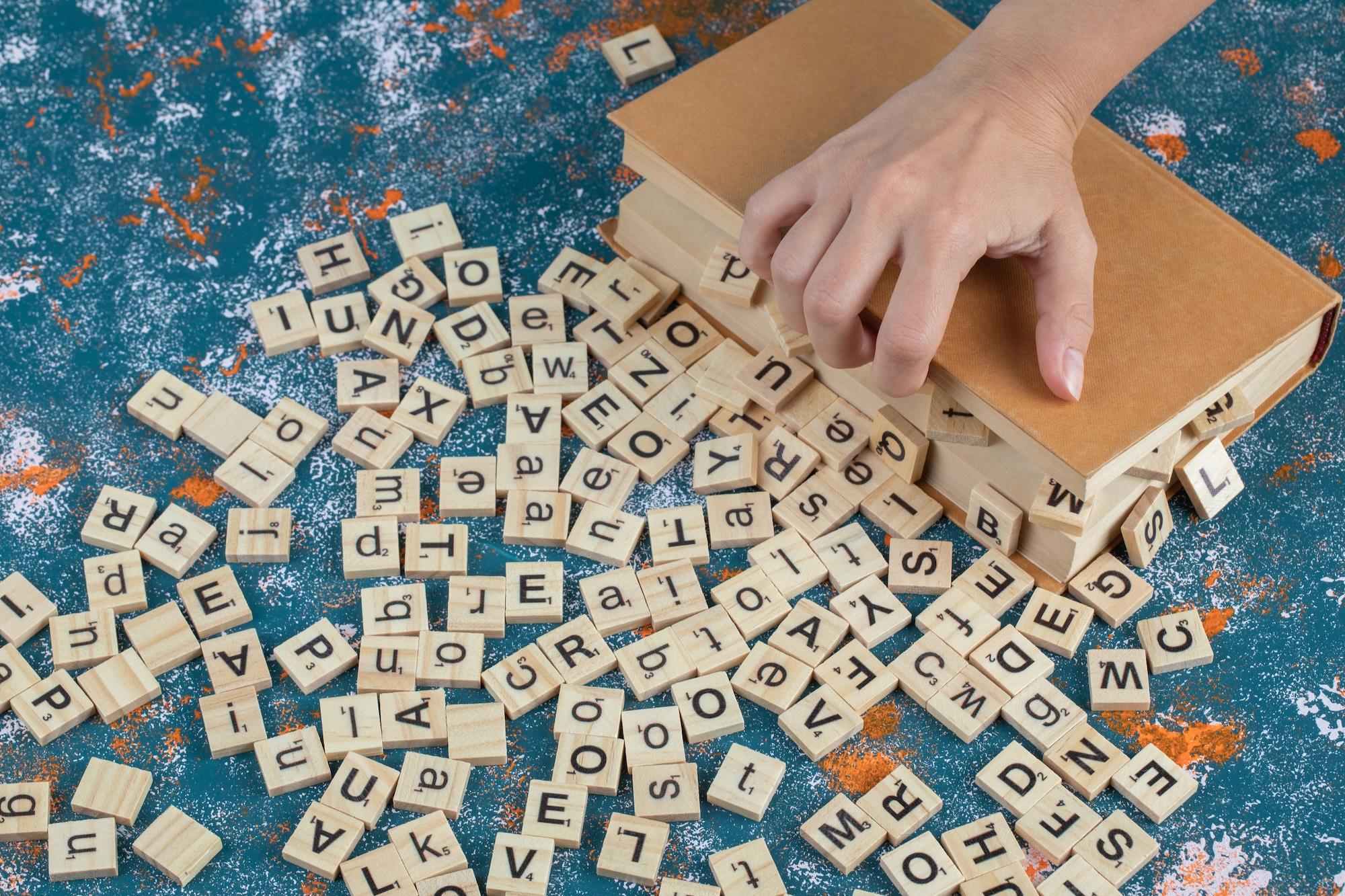 Des lettres sur des petits carrés sont dispersés sur une table.
