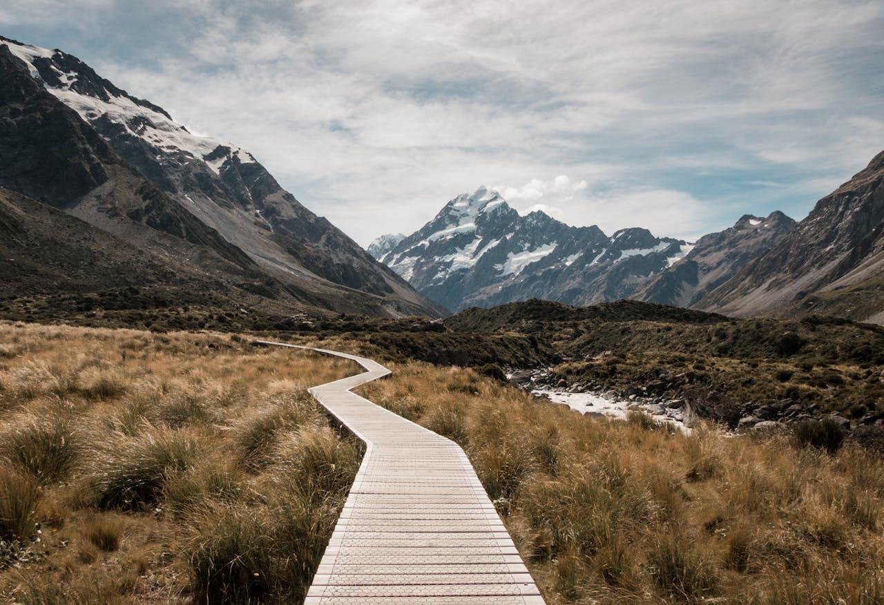 Chemin de bois menant à une montagne.