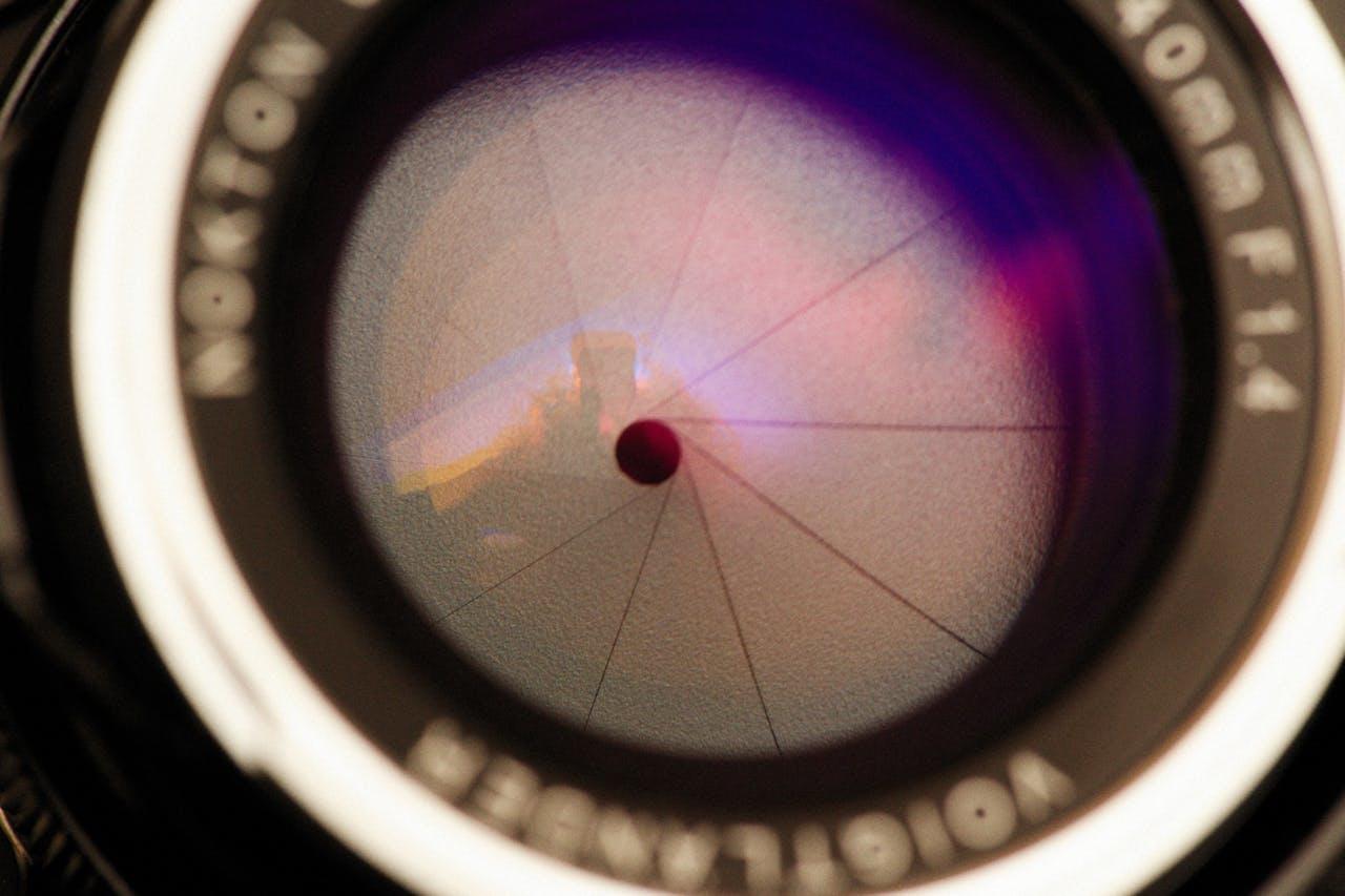 Gros plan sur un objectif en train de photographier en petite ouverture. 