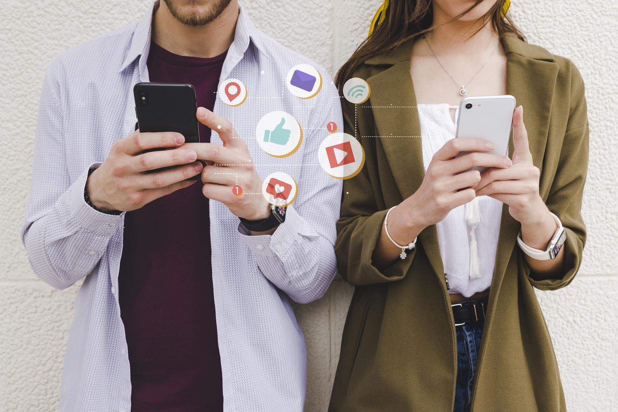 Icônes de notification mobile entre un homme et une femme utilisant un téléphone portable