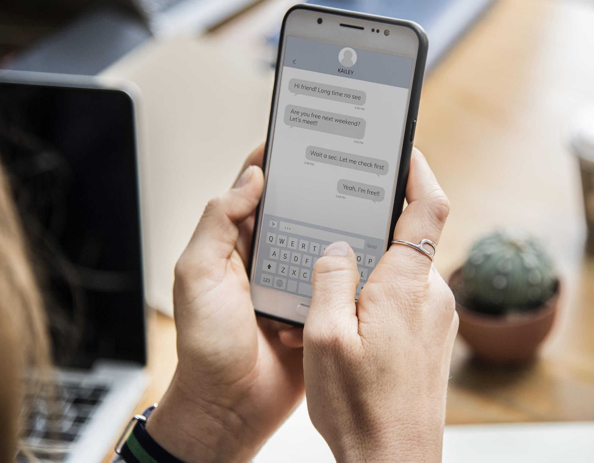 Une femme discute sur son smartphone