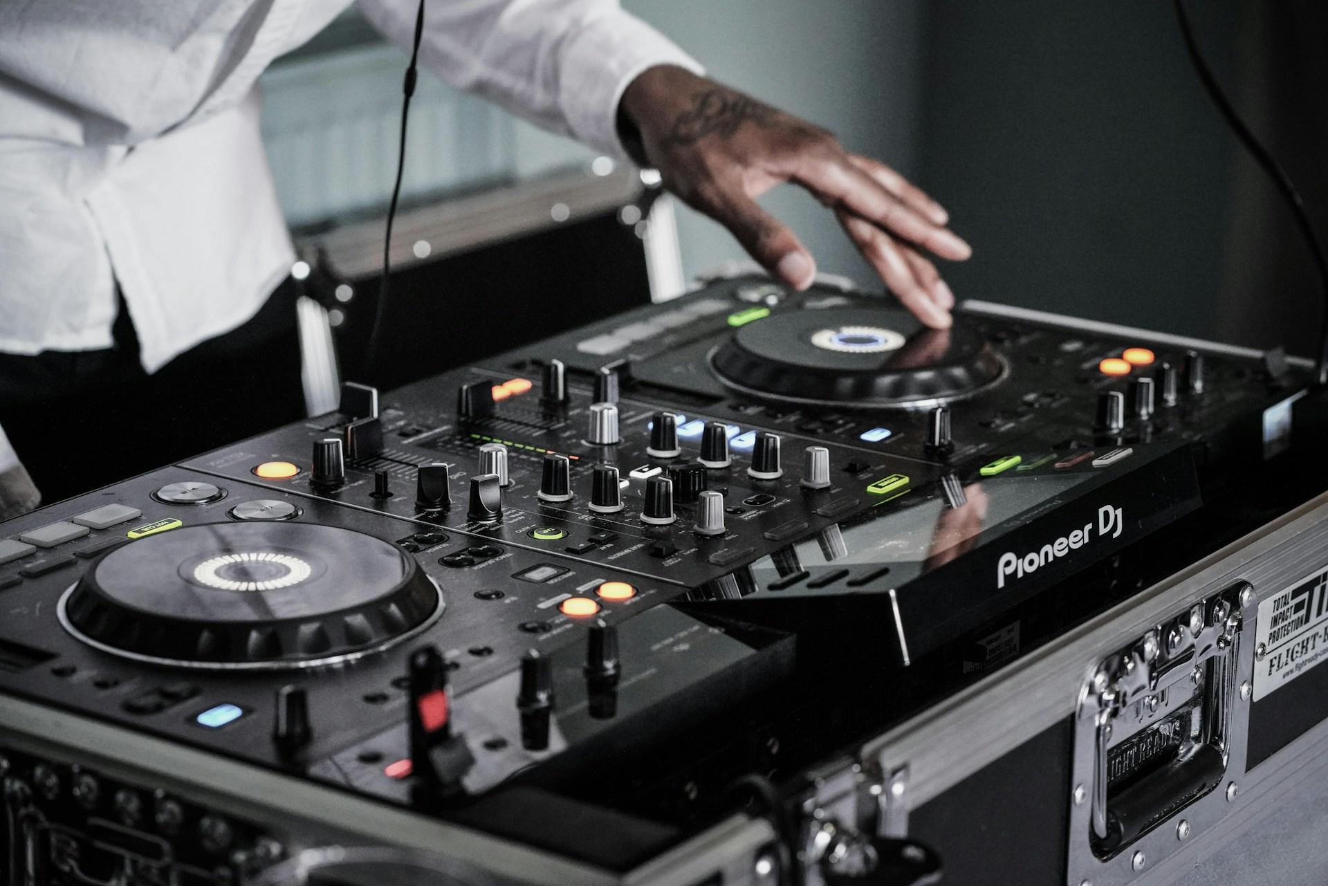 dj en train de mixer sur une table de mixage