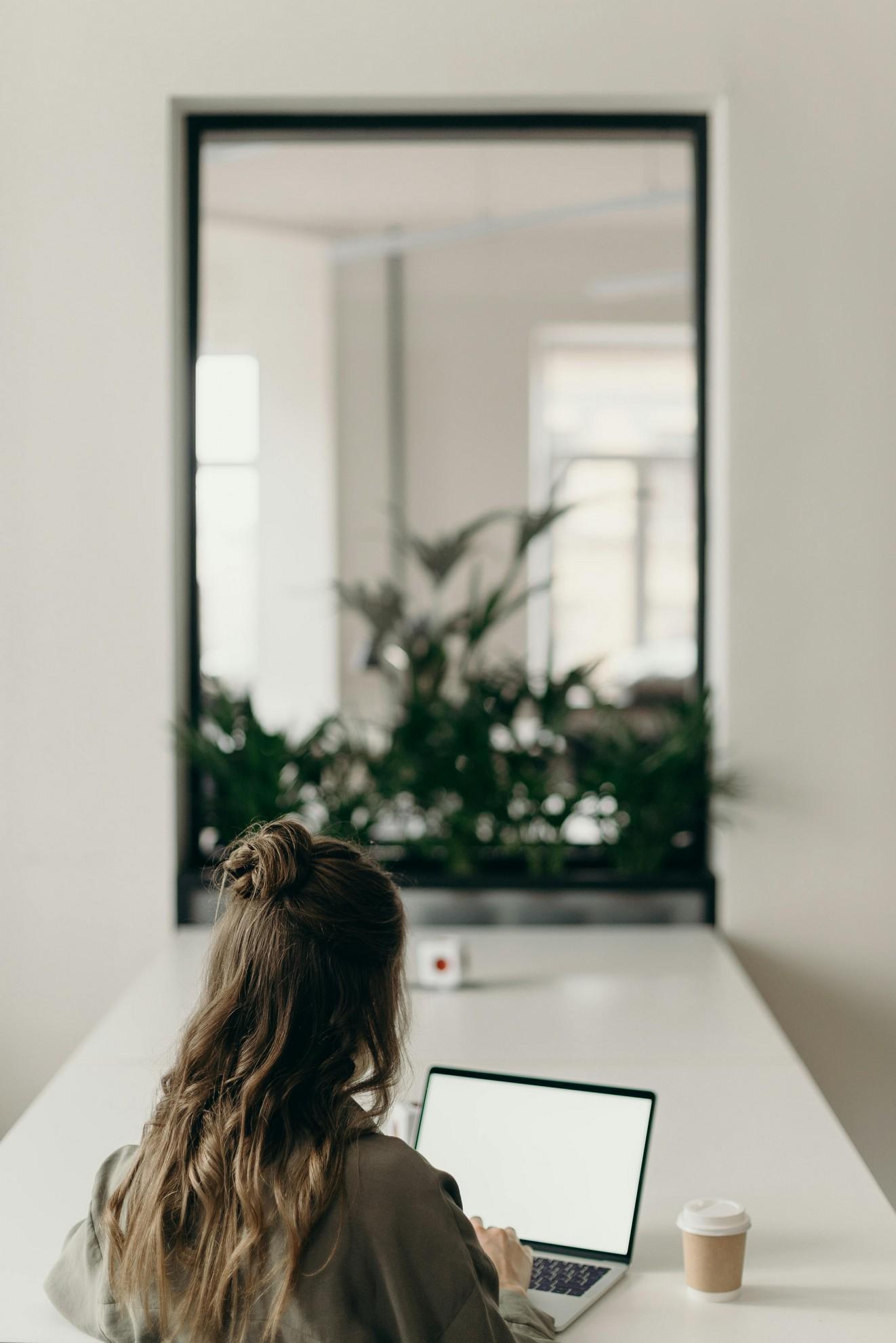 Une jeune fille en train de travailler sur son ordinateur.