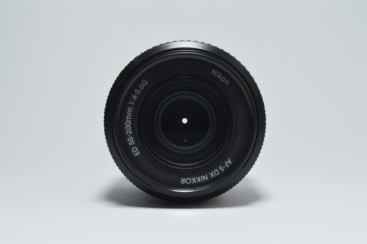 Gros plan sur un objectif Nikon.
