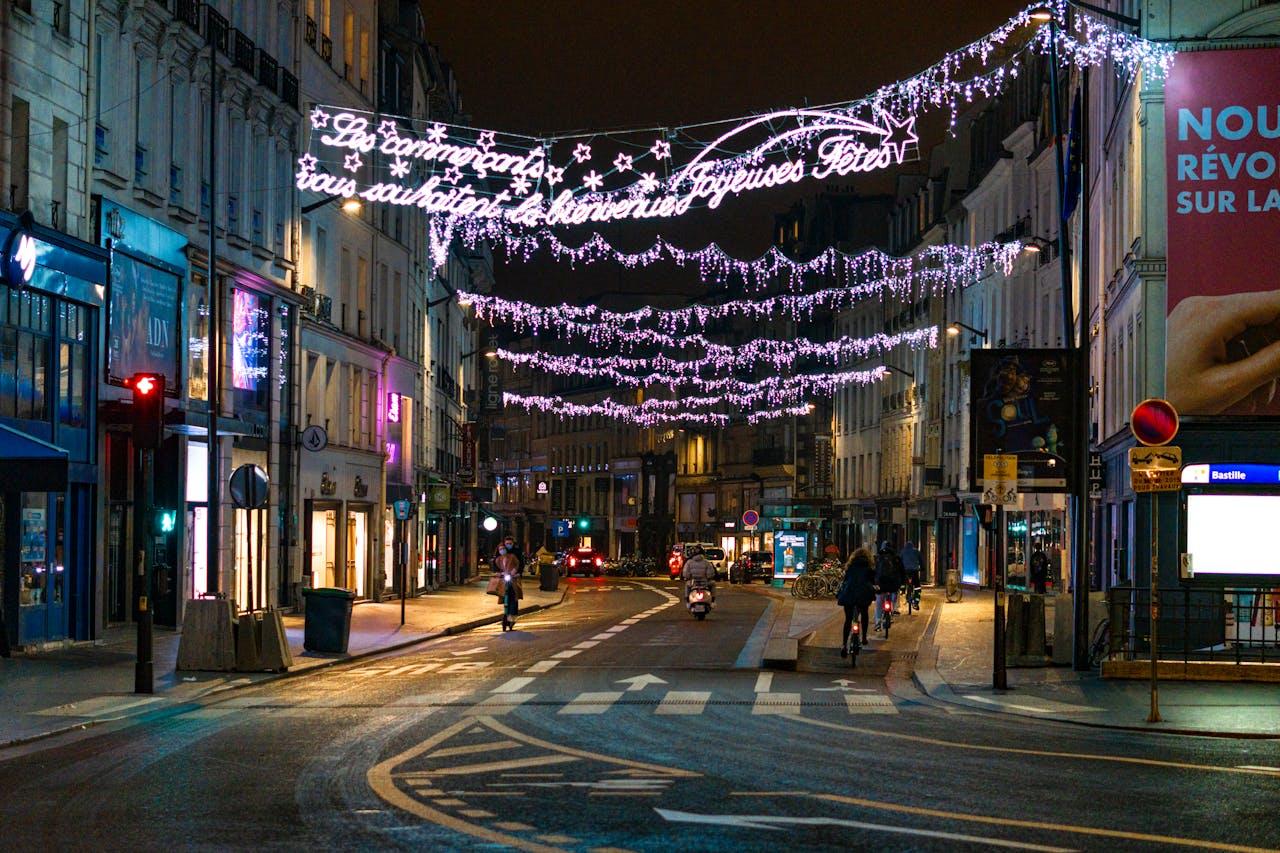 Photo d'une rue française pendant la période de Noël.