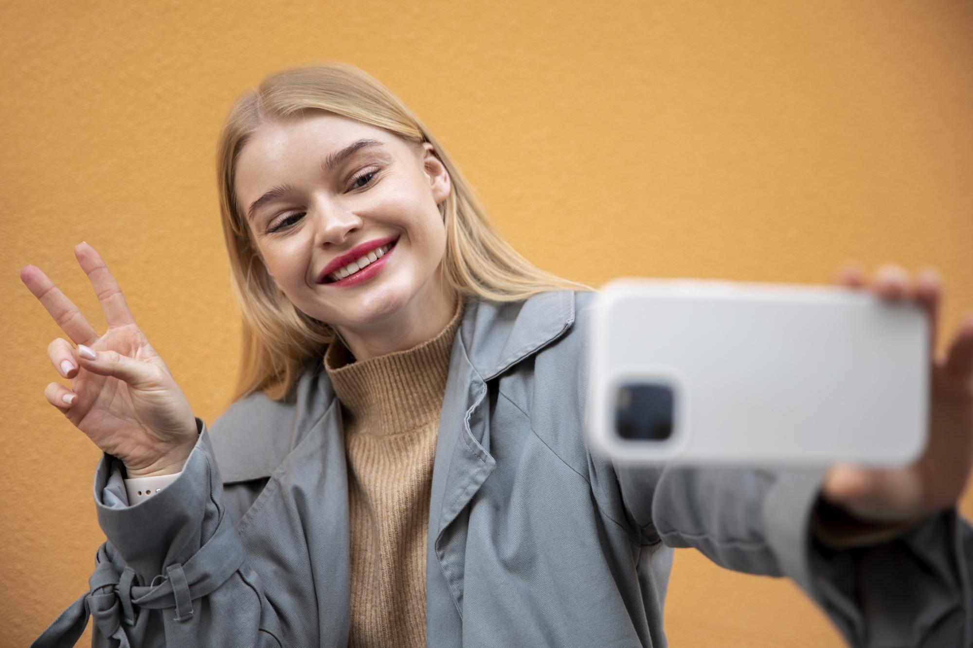 Une jeune femme se prend en photo en selfie