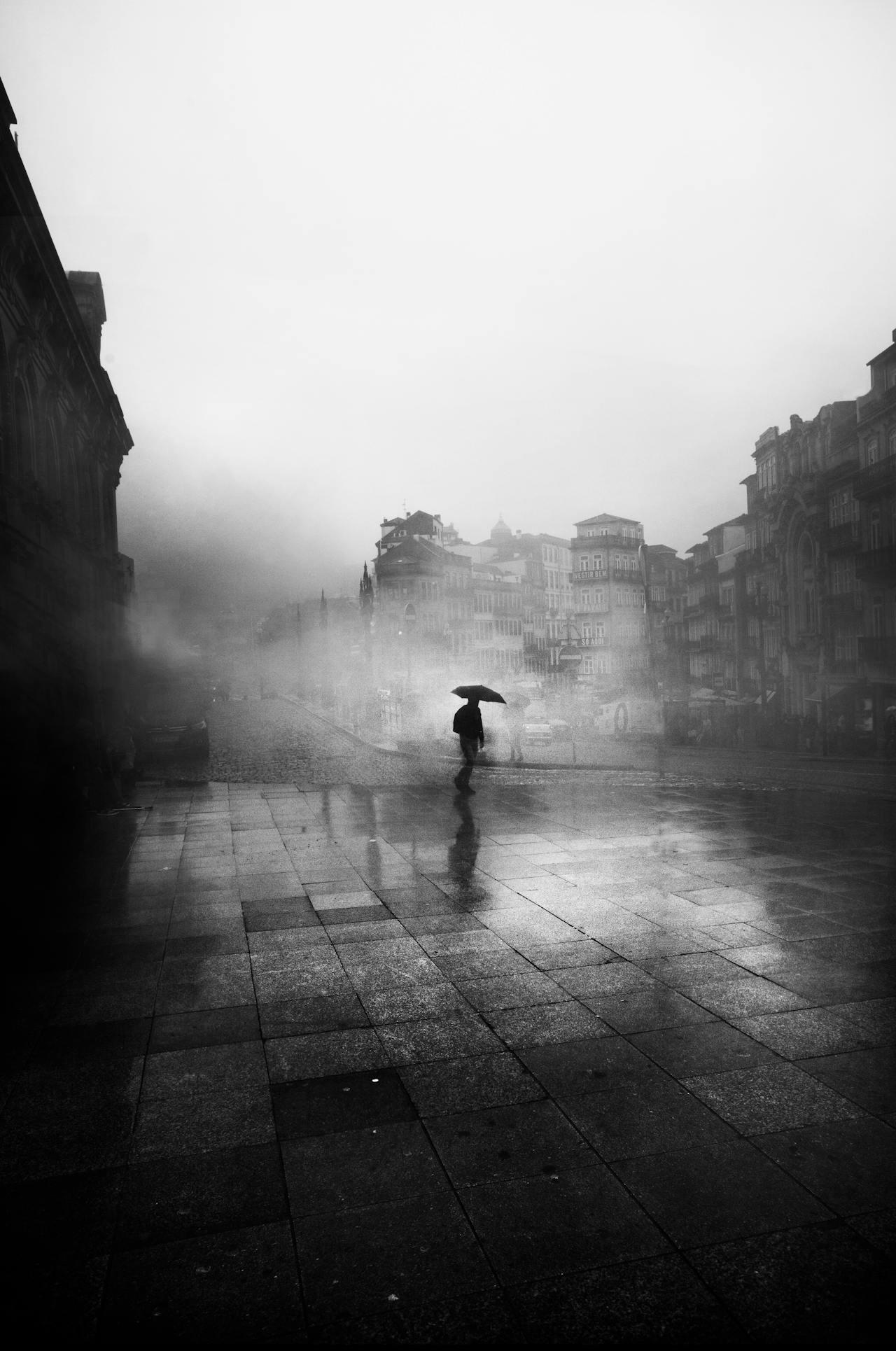 Photo de rue prise dans le brouillard.