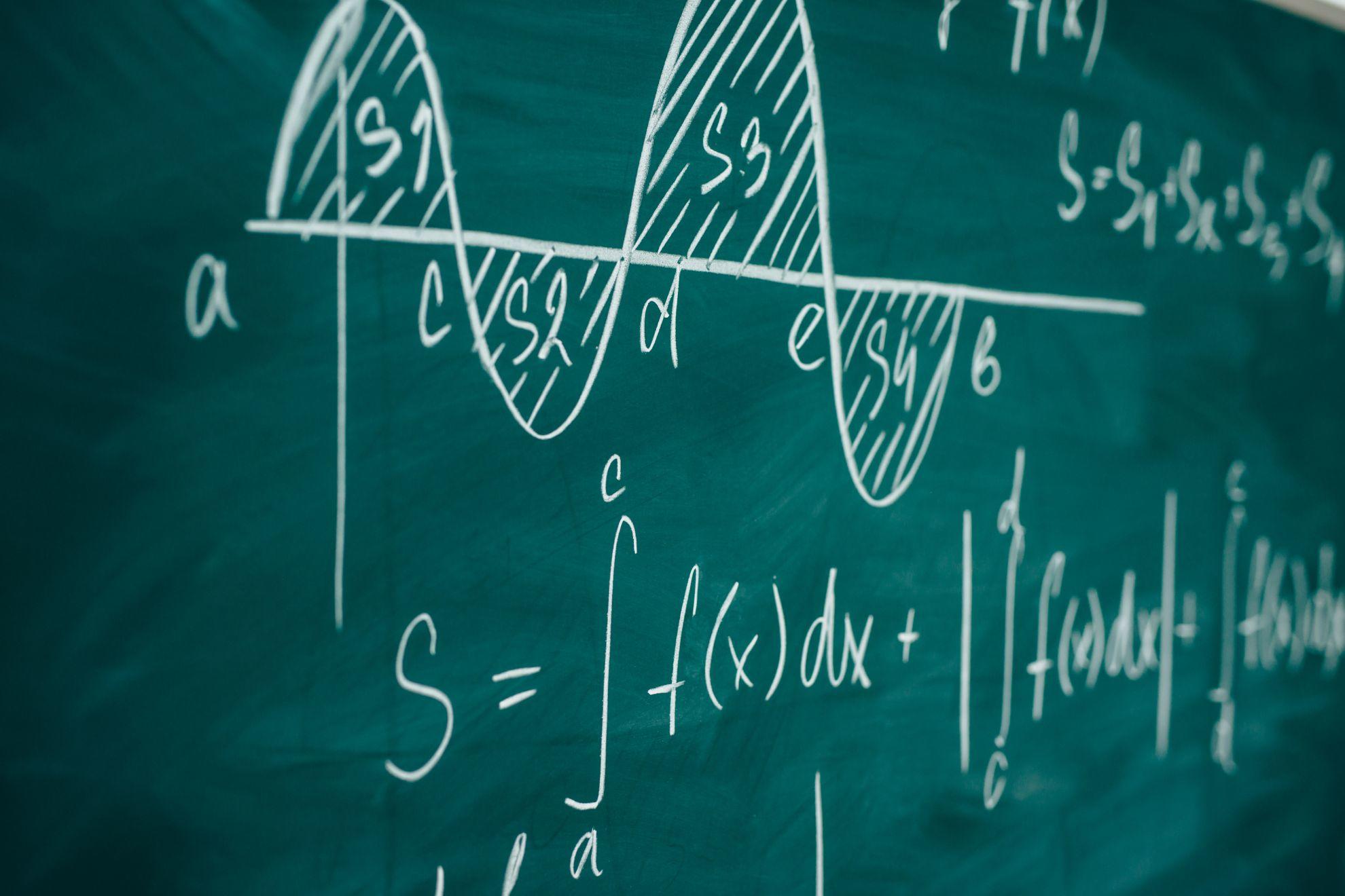 Un tableau noir avec des formules mathématiques.