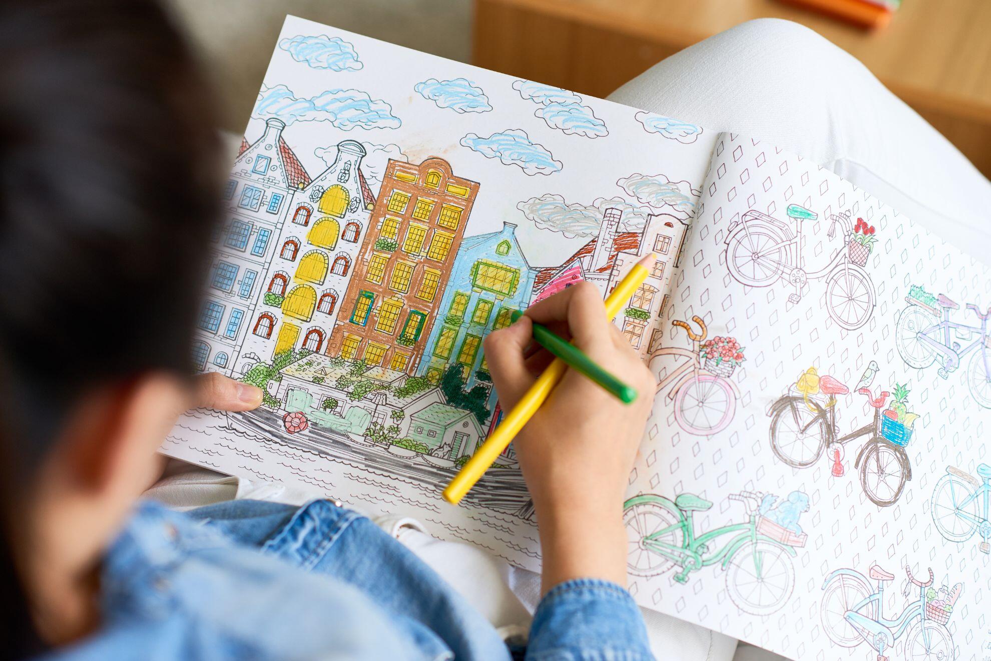 Une personne en train de dessiner une rue.