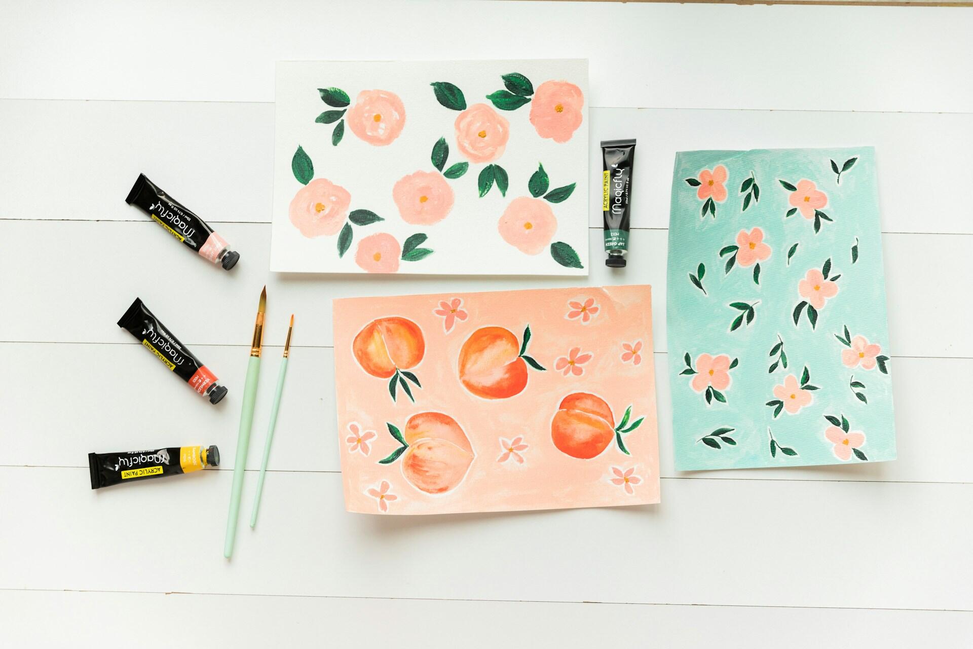 dessins orangés avec des tubes de peinture 