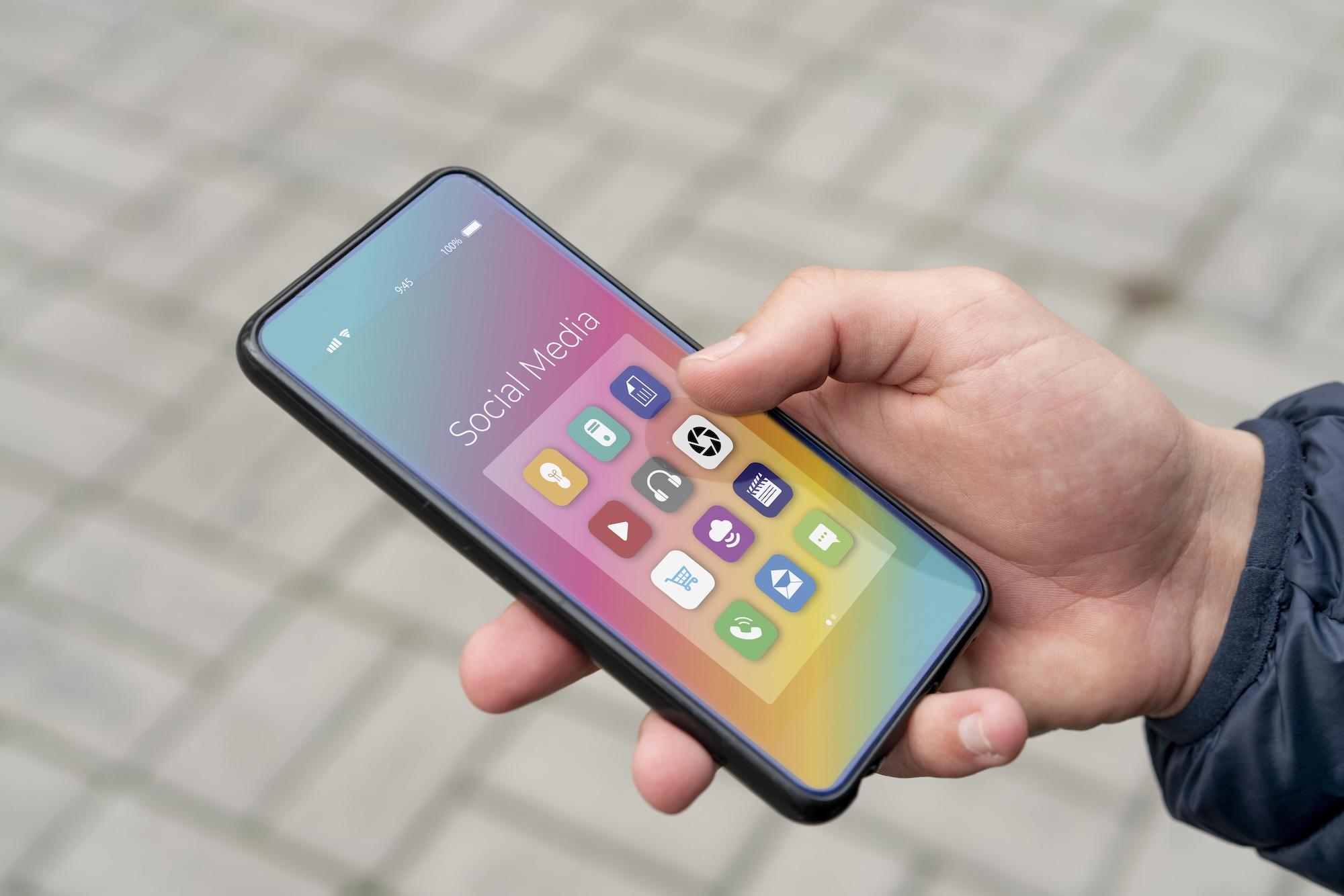 Gros plan d'une main tenant un smartphone