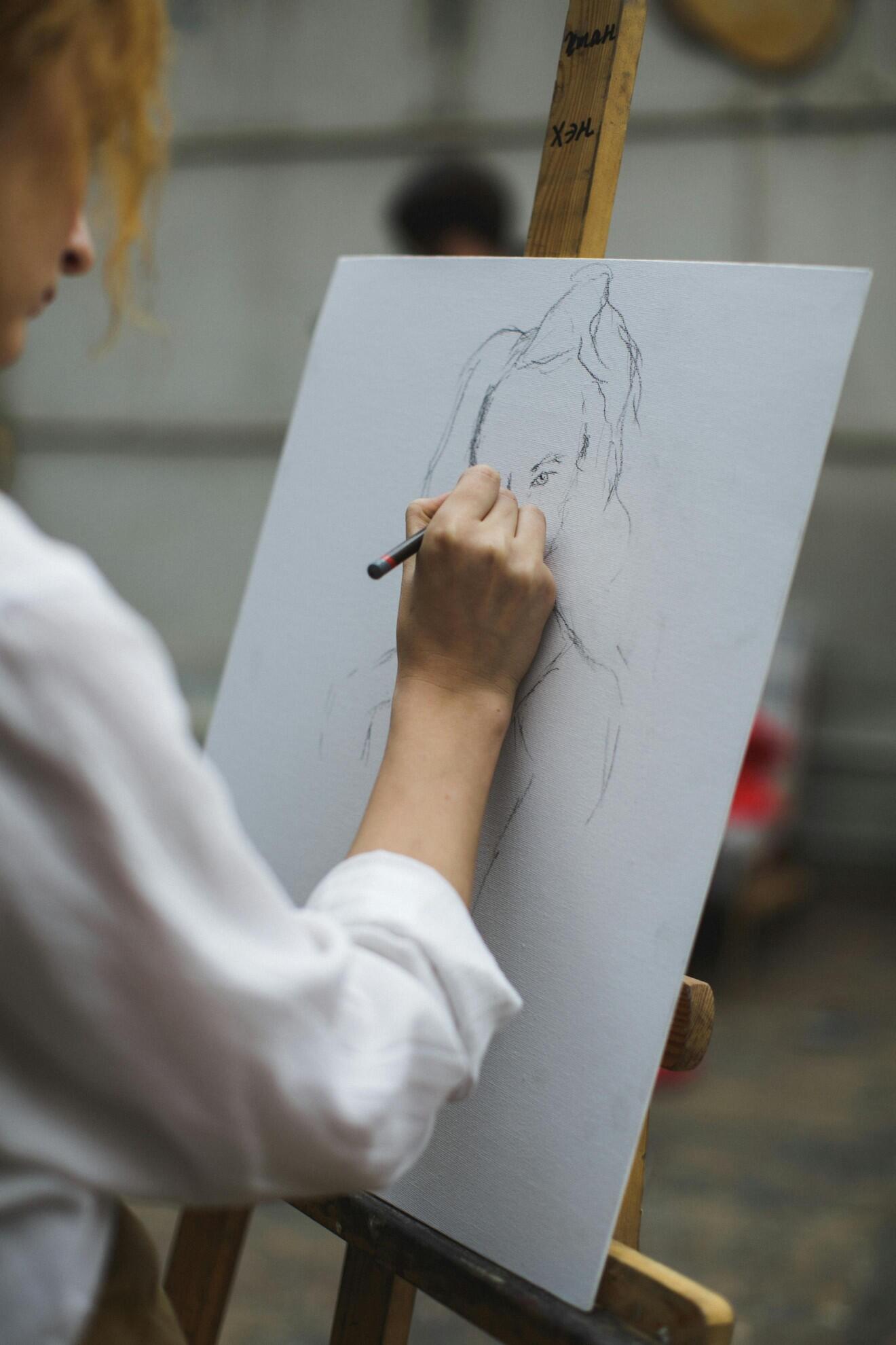 Une femme en train de prendre un cours de dessin.