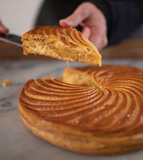 galette des rois fourrée servie par une personne 