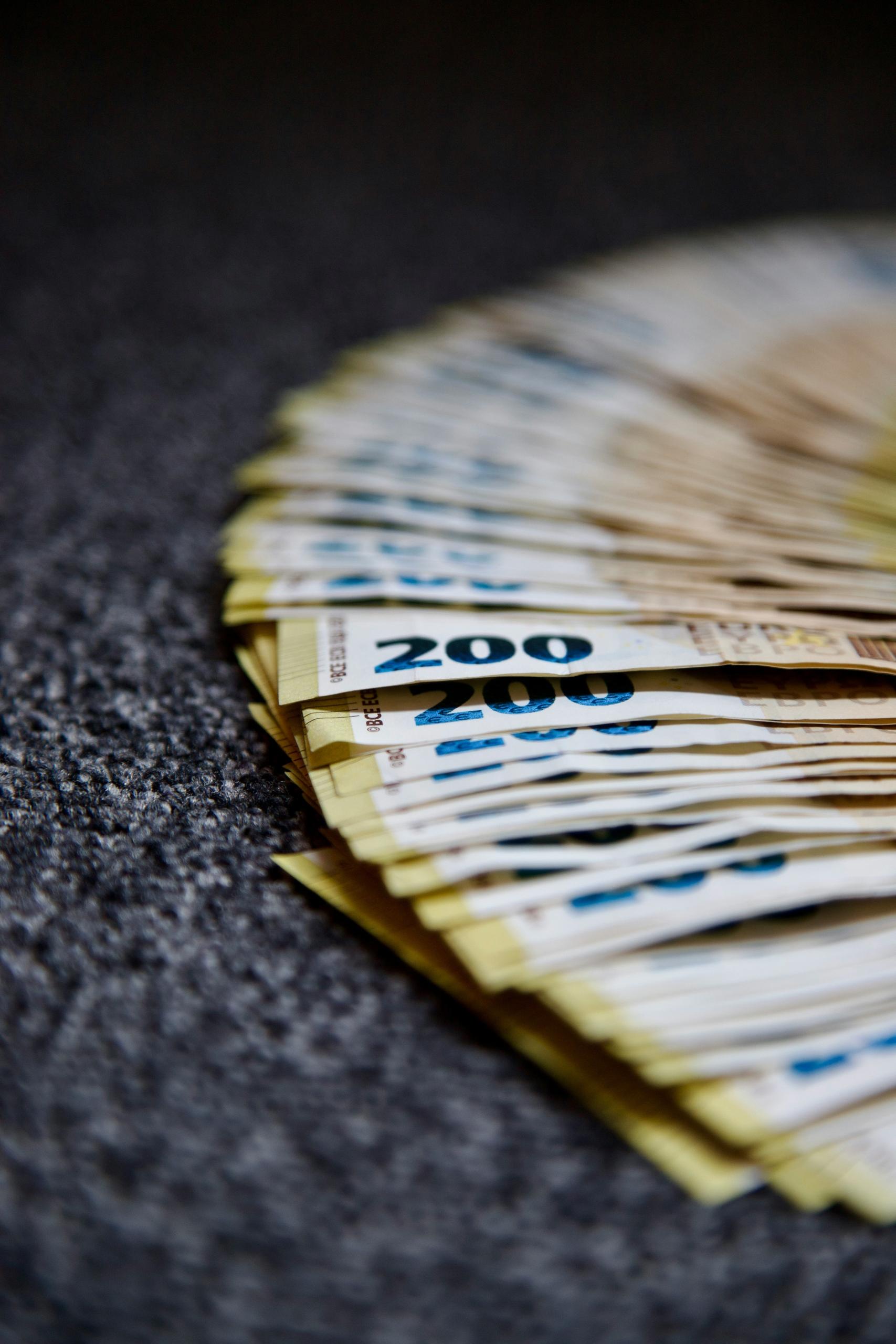 Des billets de 200€ alignés.