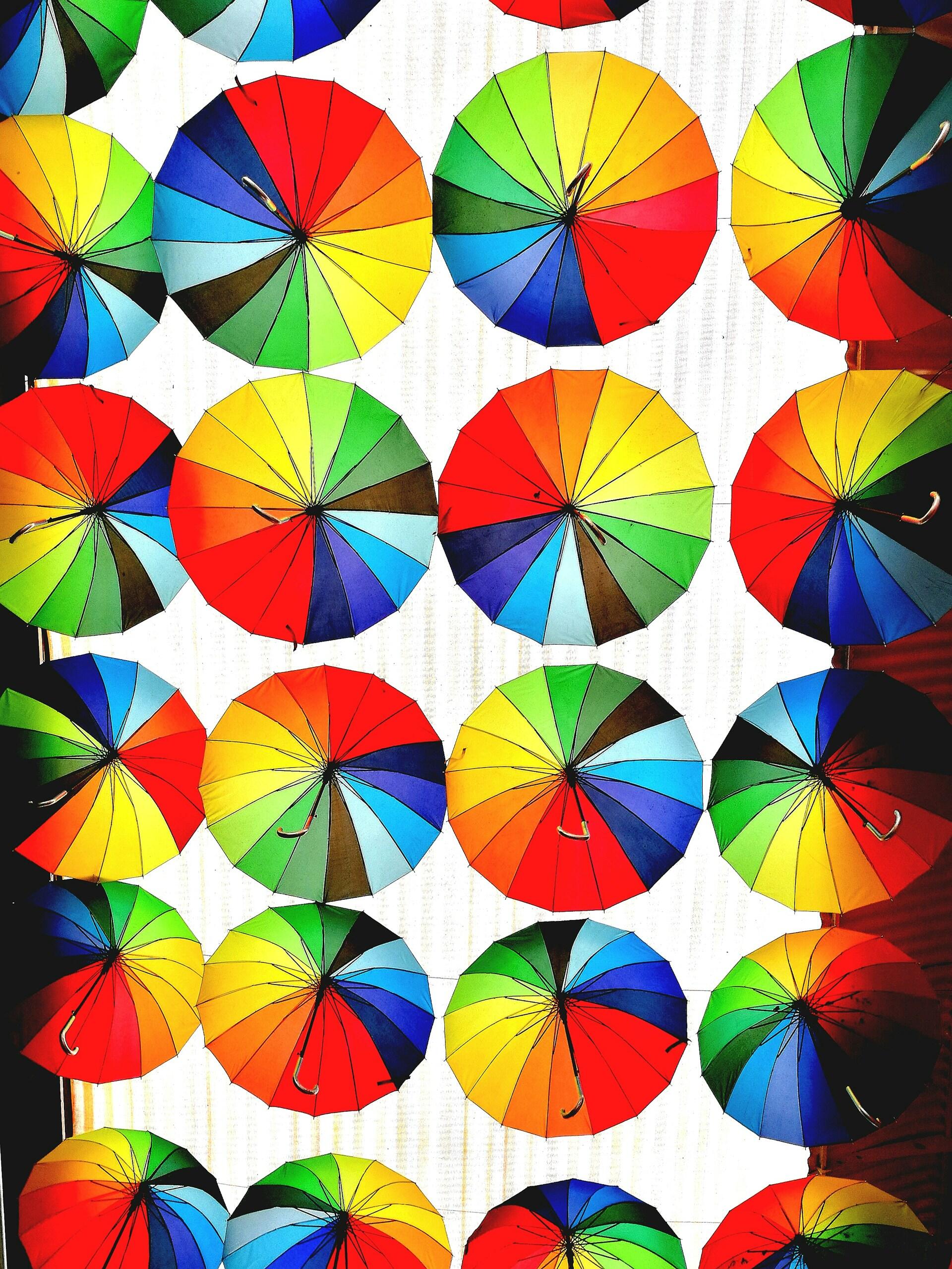 parapluies de couleurs arc-en-ciel
