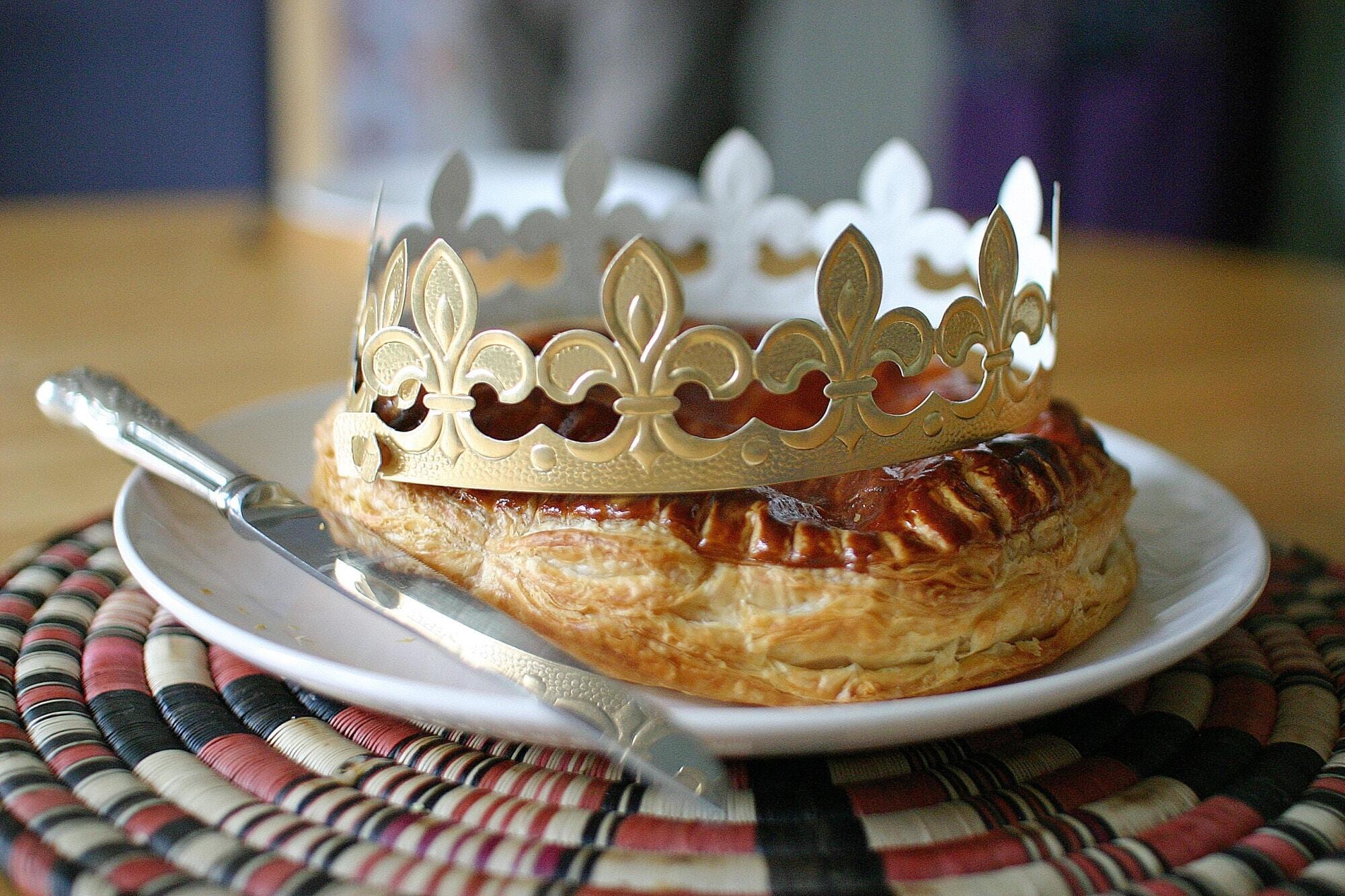 galette des rois avec une couronne et une pelle de service
