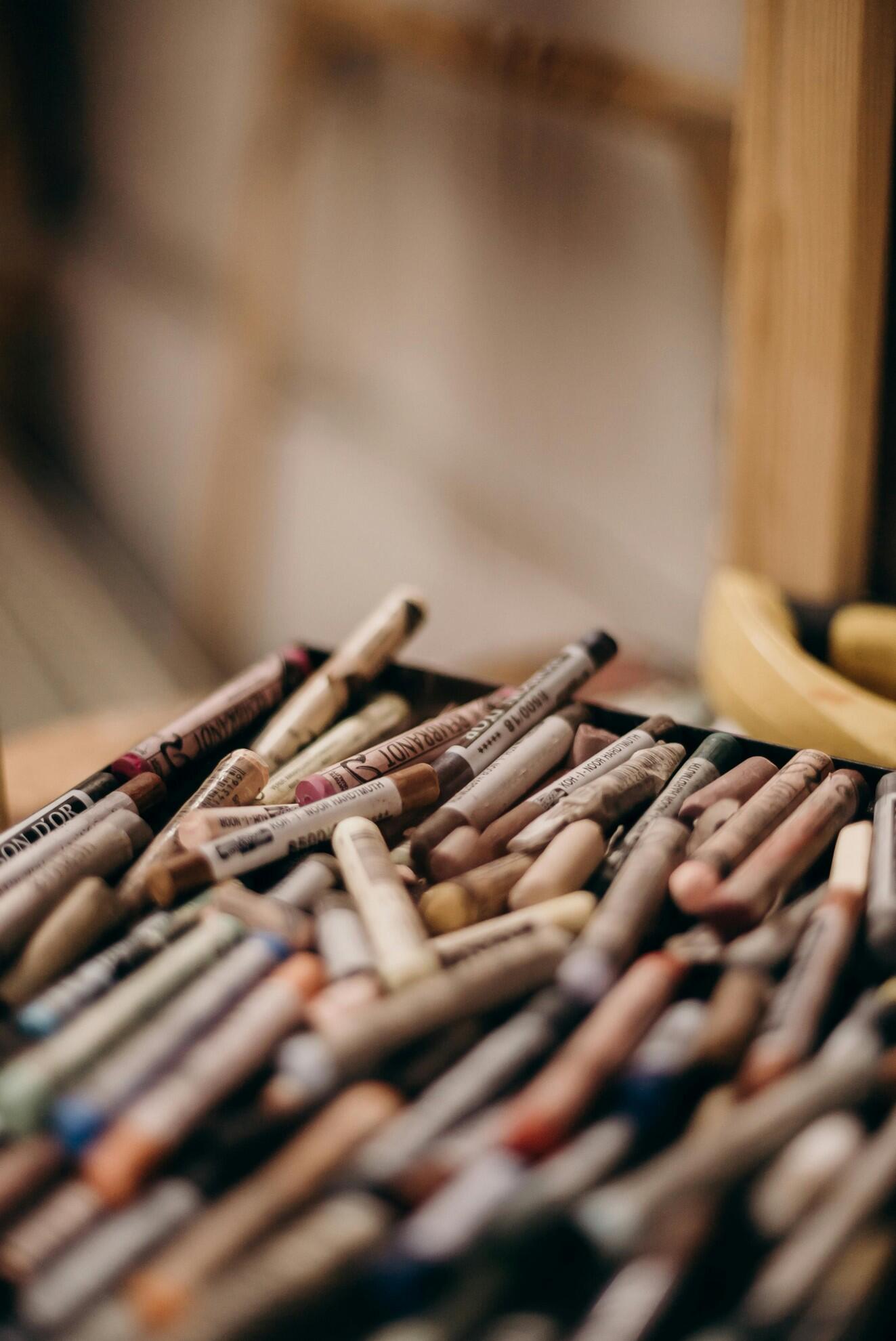 Une boite de pastels.