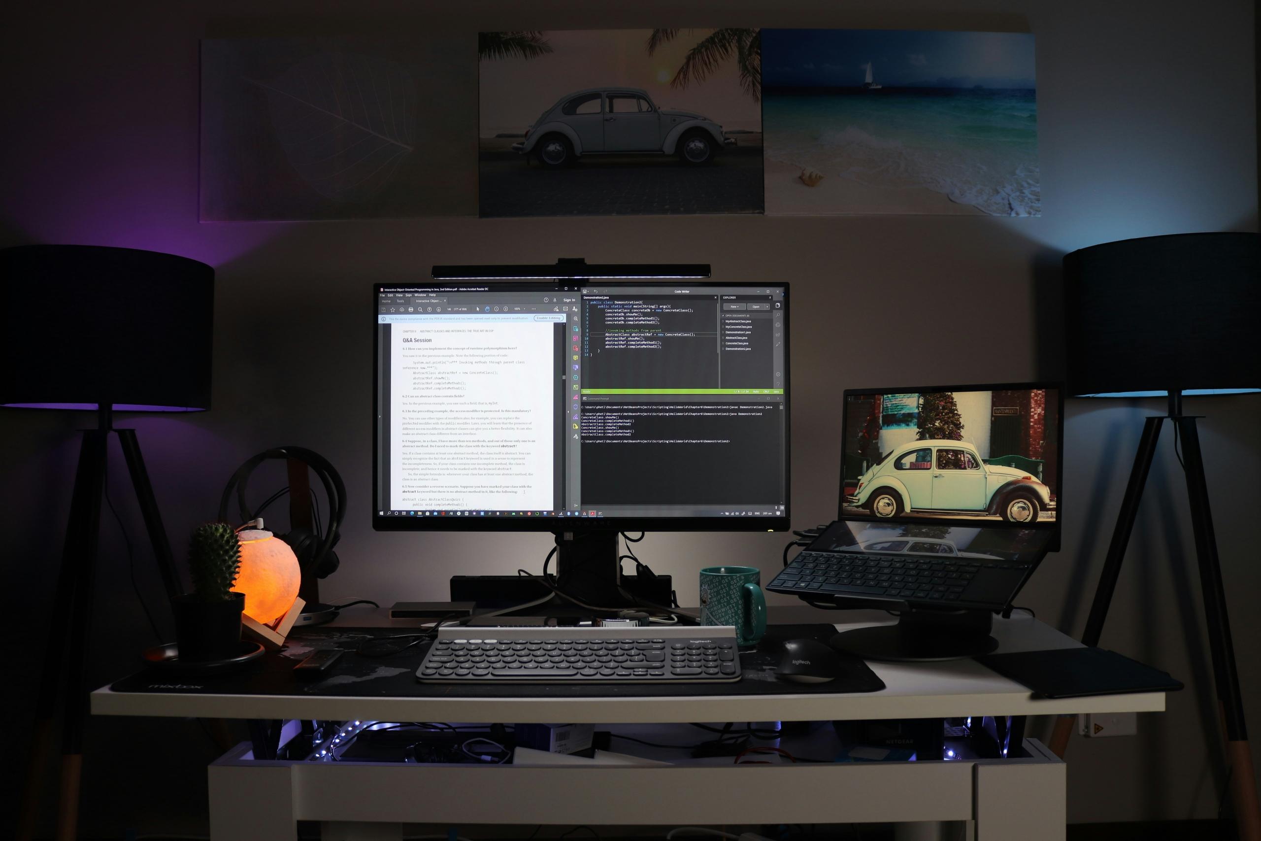 Un ordinateur allumé et posé sur un bureau.