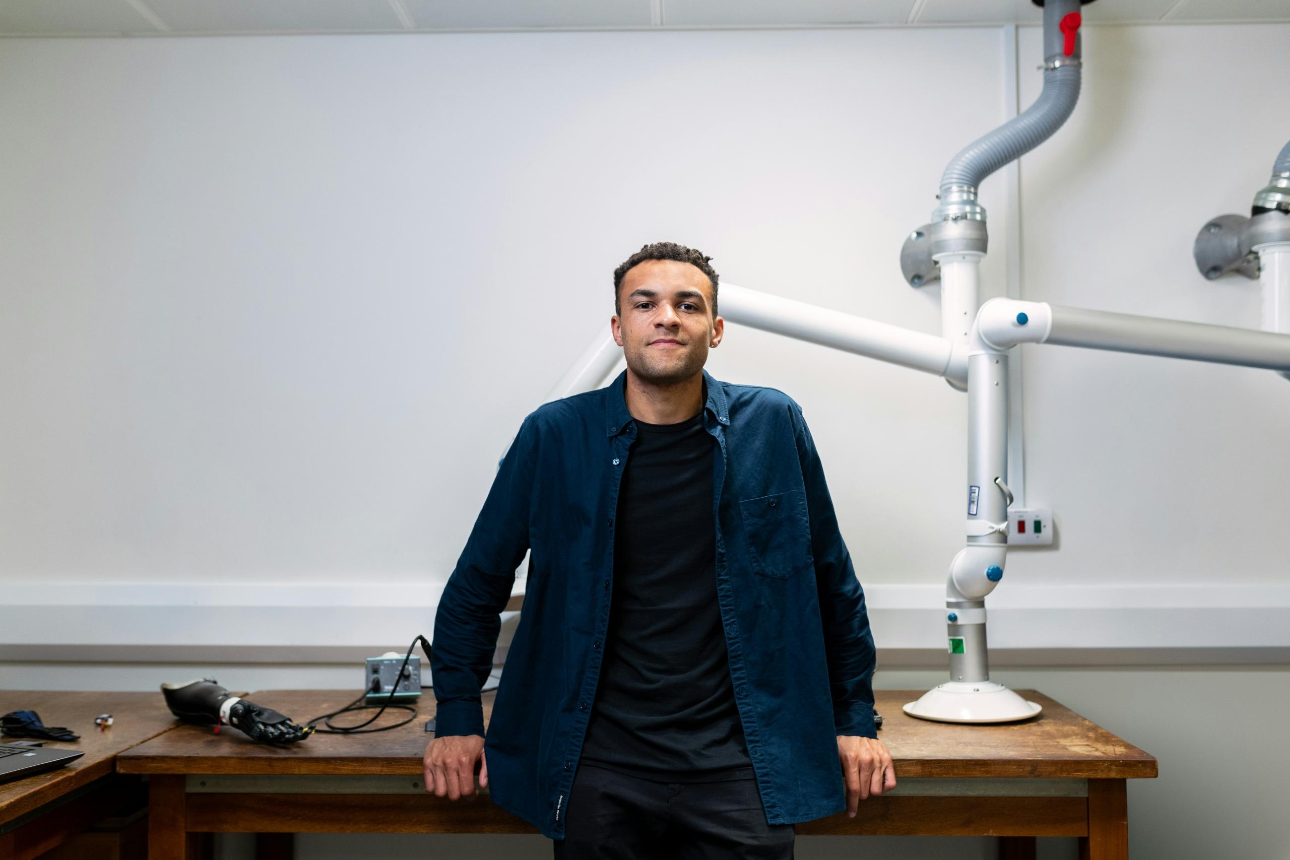 Un ingénieur informatique devant son bureau