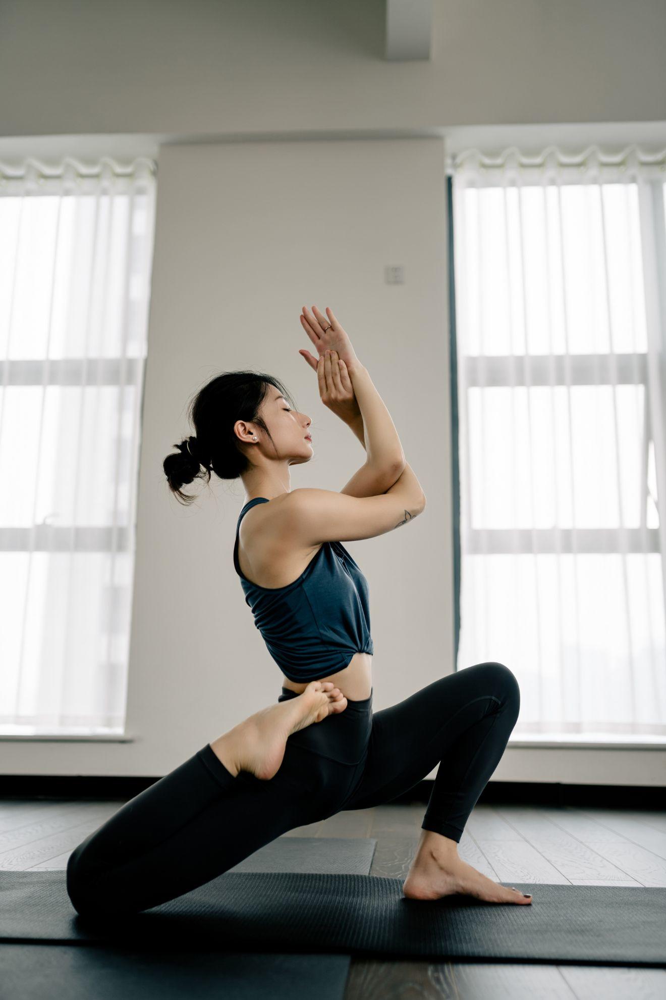 Une femme en train de faire du yoga.