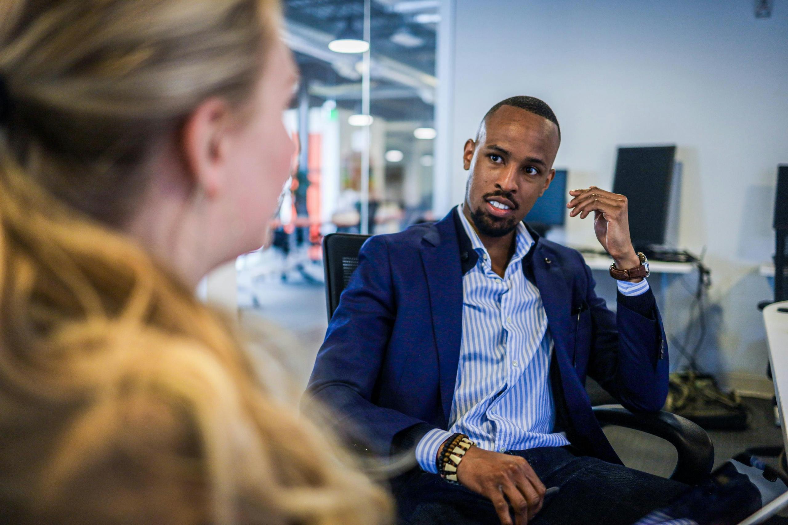 Un actionnaire et une dirigeante de start up.