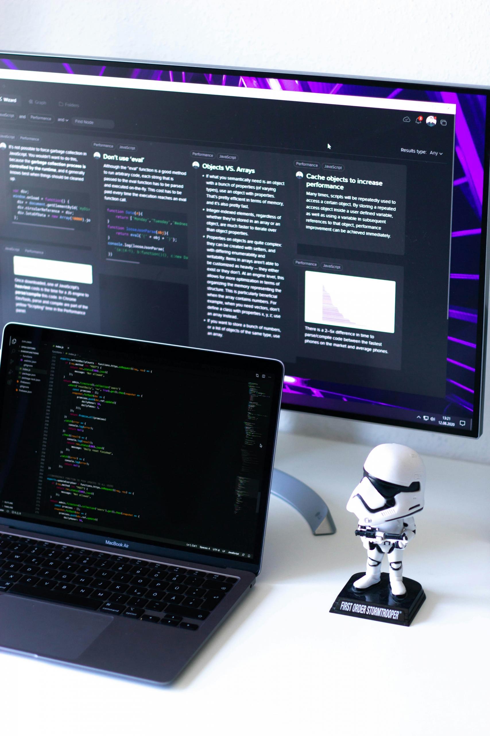 Deux ordinateurs sur un bureau.